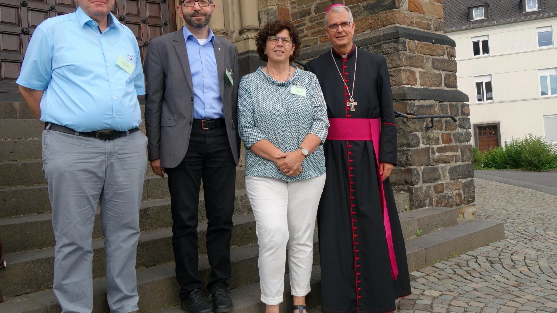 Das Leitungsteam des Pastoralen Raums Betzdorf: Thomas Düber, Pfarrer Augustinus Jünemann, Regine Wald und Weihbischof Jörg Michael Peters (v. links), der gemeinsam mit dem Trio und Gottesdienstteilnehmenden ein Abendlob in Kirchen feierte. (Foto: Bistum Trier/Julia Fröder)