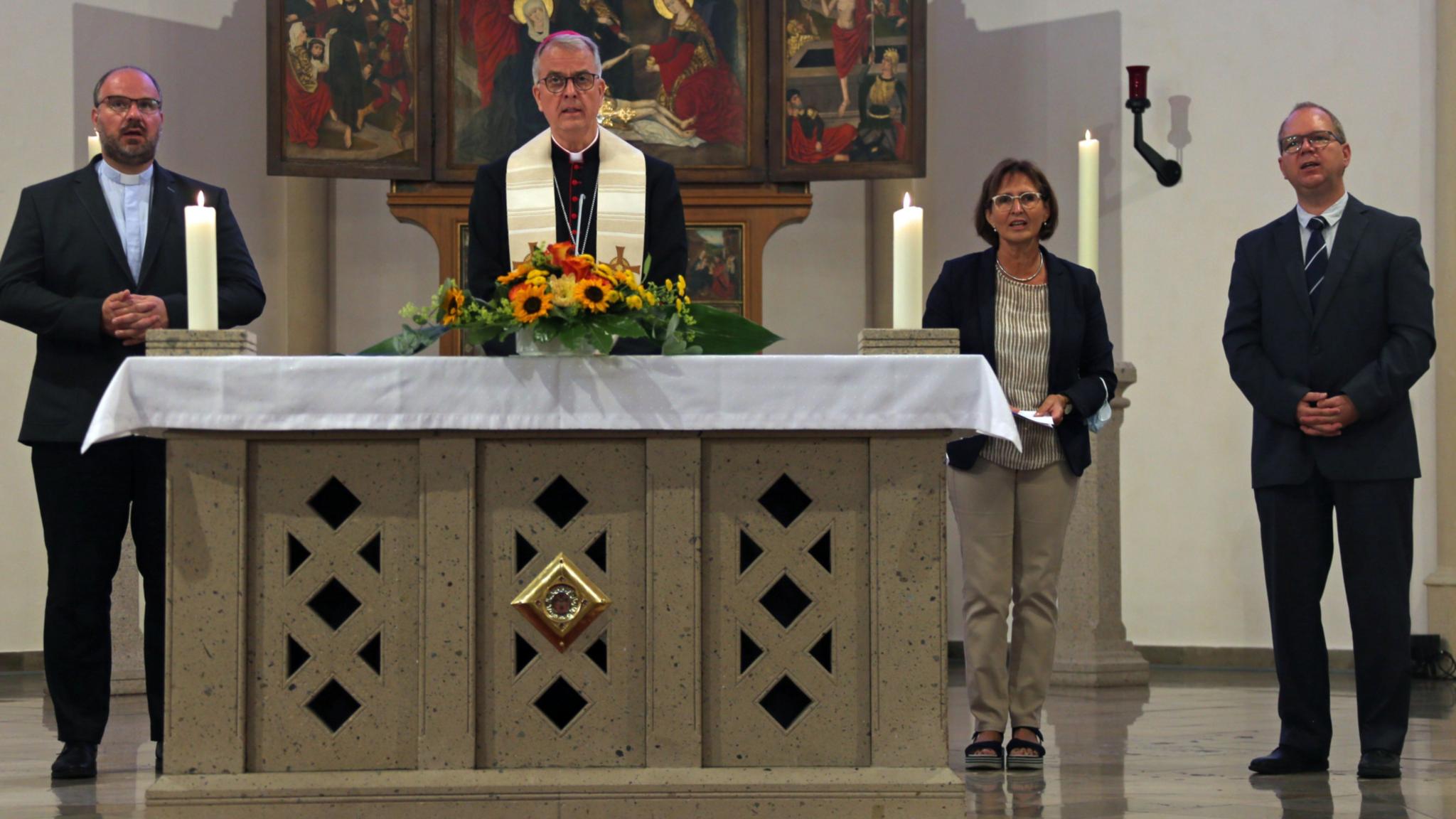 Das Leitungsteam bestehend aus Pastor Jörg Schuh (links), Margit Ebbecke und Marek Jost (rechts) stellt sich und seine Vision vor (v. links). Das Morgenlob feiert Weihbischof Jörg Michael Peters (Zweiter v. links) gemeinsam mit ihnen und der Gemeinde. Foto: Bistum Trier/Elvira Bell