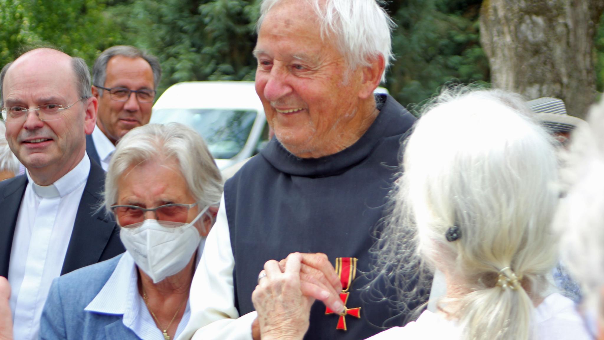 Pater Stephan Senge - umgeben von Menschen (Foto: Inge Hülpes/Bistum Trier)