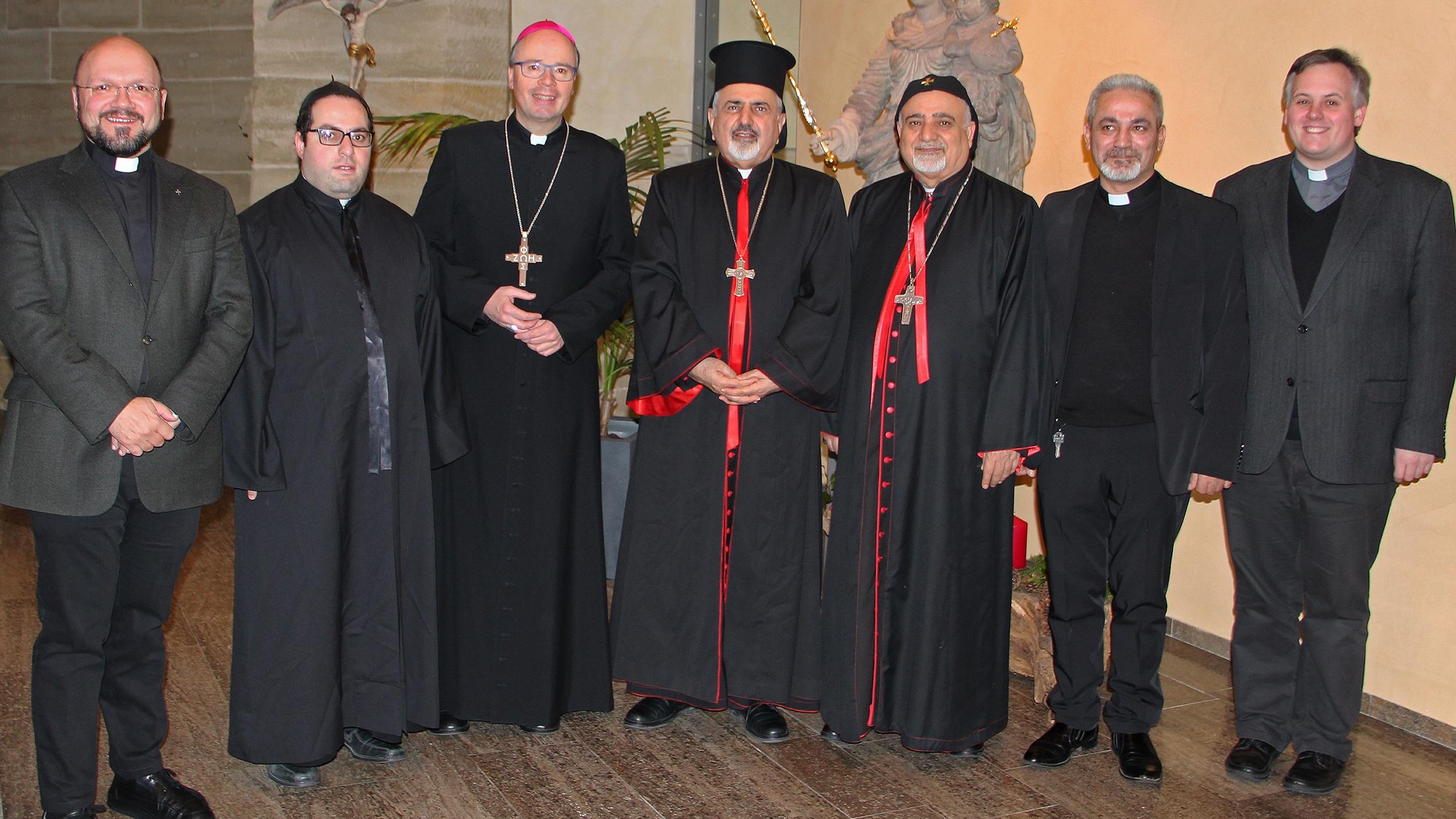 Bischof Dr. Stephan Ackermann (3.v.li) und Patriarch Mor Ignatius Youssef III Younan (Mitte) mit Erzbischof Abba Mansoor (3.v.re.), Pfarrer El Khoury (2.v.re.) und Bischofskaplan Marco Weber (re.) sowie Priesterreferent Dr. Markus Nicolay und Fr. Habib Marad (v.li.)