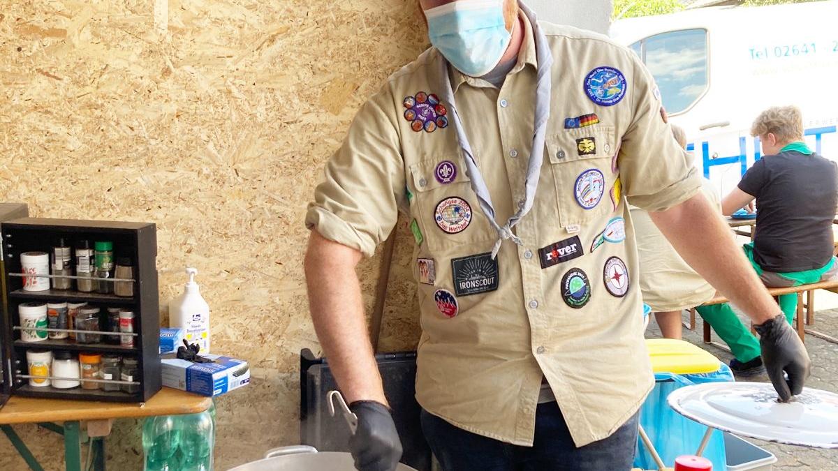 Die Pfadfinder bei der Zubereitung eines Eintopfes für die Menschen im Katastrophengebiet (Foto: privat)
