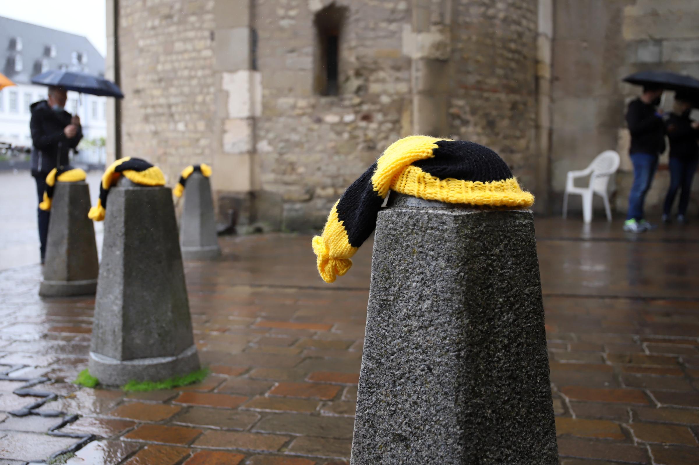 Die Poller sind überall in Innenstädten zu finden - so auch auf dem Domfreihof in Trier, aber auch vor der Kreisverwaltung, in der Mustorstraße oder am Simeon-Stift-Platz. Eigentlich dienen sie der Verkehrssicherheit. Aber farblich markiert wären sie auch für Blinde und Sehbehinderte keine Gefahr.