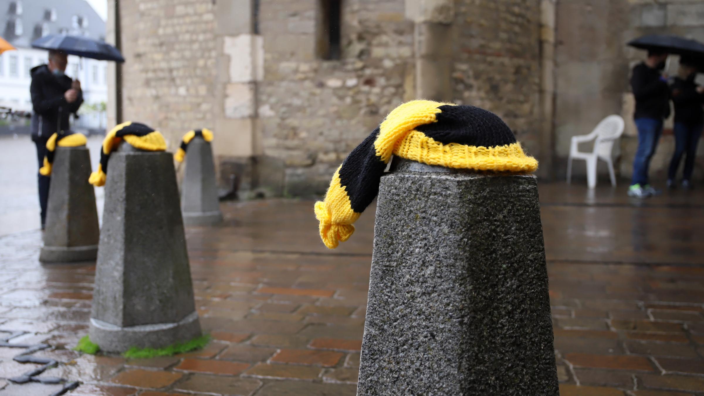 Die Poller sind überall in Innenstädten zu finden - so auch auf dem Domfreihof in Trier, aber auch vor der Kreisverwaltung, in der Mustorstraße oder am Simeon-Stift-Platz. Eigentlich dienen sie der Verkehrssicherheit. Aber farblich markiert wären sie auch für Blinde und Sehbehinderte keine Gefahr.