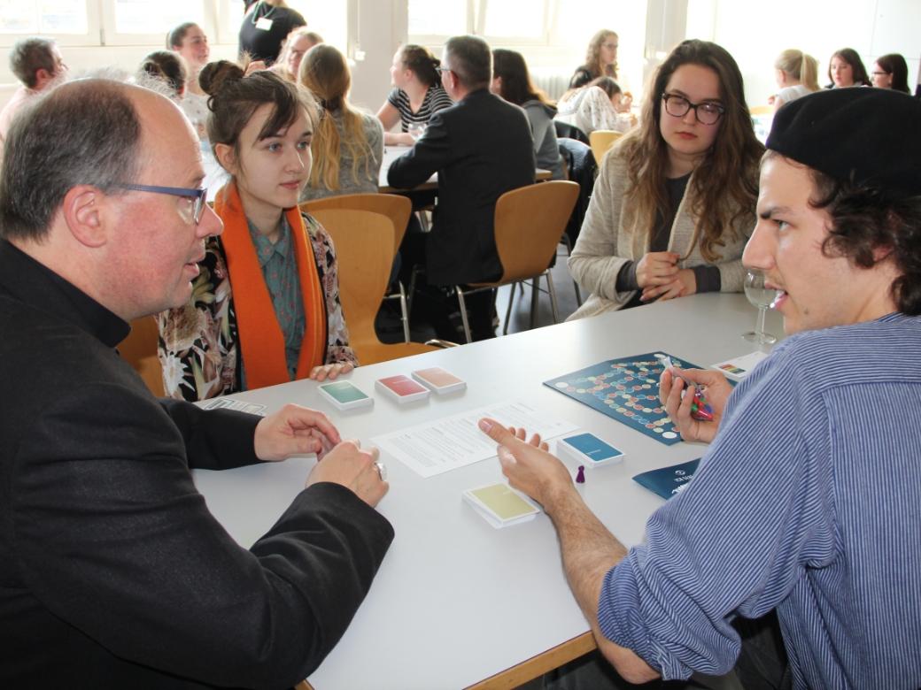 Bischof Ackermann, Florian Leible, Sofiya Usach (hinten rechts) und Sarah Heitz (hinten links) bei der Vorstellung des Präventionsspiels