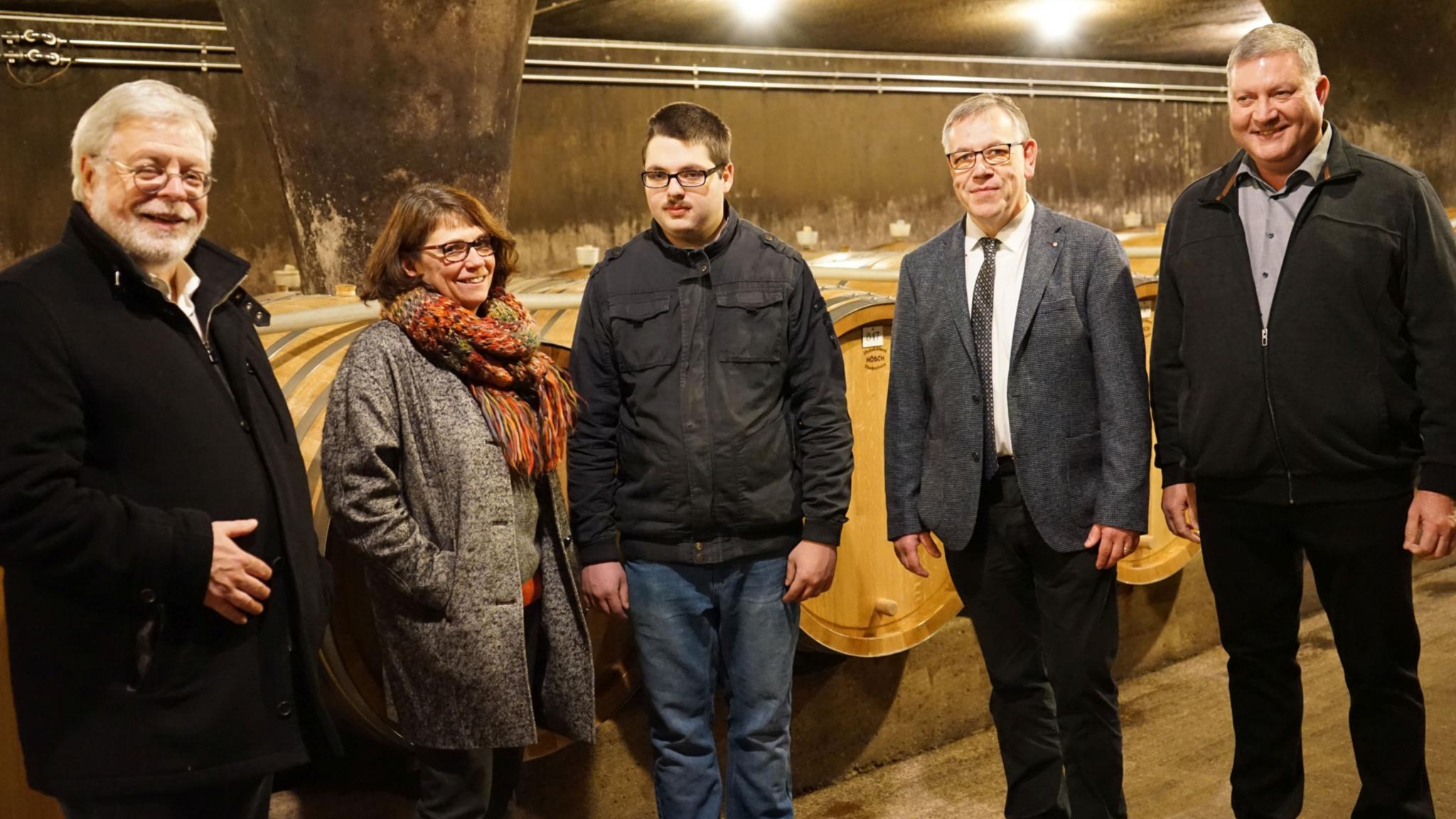 v.l.n.r.: Dr. Bernd Kettern, Direktor Caritasverband Trier e.V. / Jacqueline Schneider, Einrichtungsleiterin des Integrationsfachdienstes / Nico Millen, Mitarbeiter der Bischöflichen Weingüter/ Udo Zimmer, Leiter Finanzen und Personal Bischöflichen Weingüter/ Johannes Becker, Kellermeister der Bischöflichen Weingüter