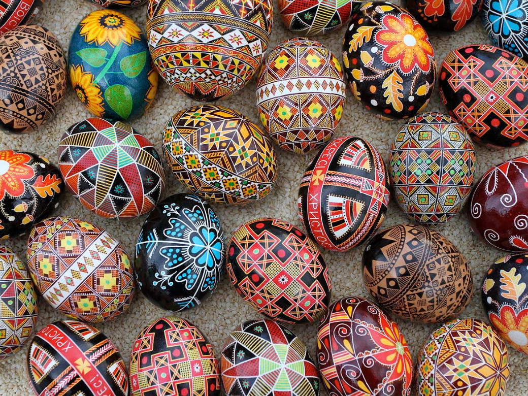 Die Pysanky (Ukrainisch) sind kunstfertig mit Bienenwachs beschriebene Ostereier. Die Tradition wachs-bemalter Eier gibt es auch in Russland, Weißrussland, Serbien, Bulgarien, Rumänien oder Tschechien. Um die Herstellung gibt es viele eigene Rituale und Traditionen.