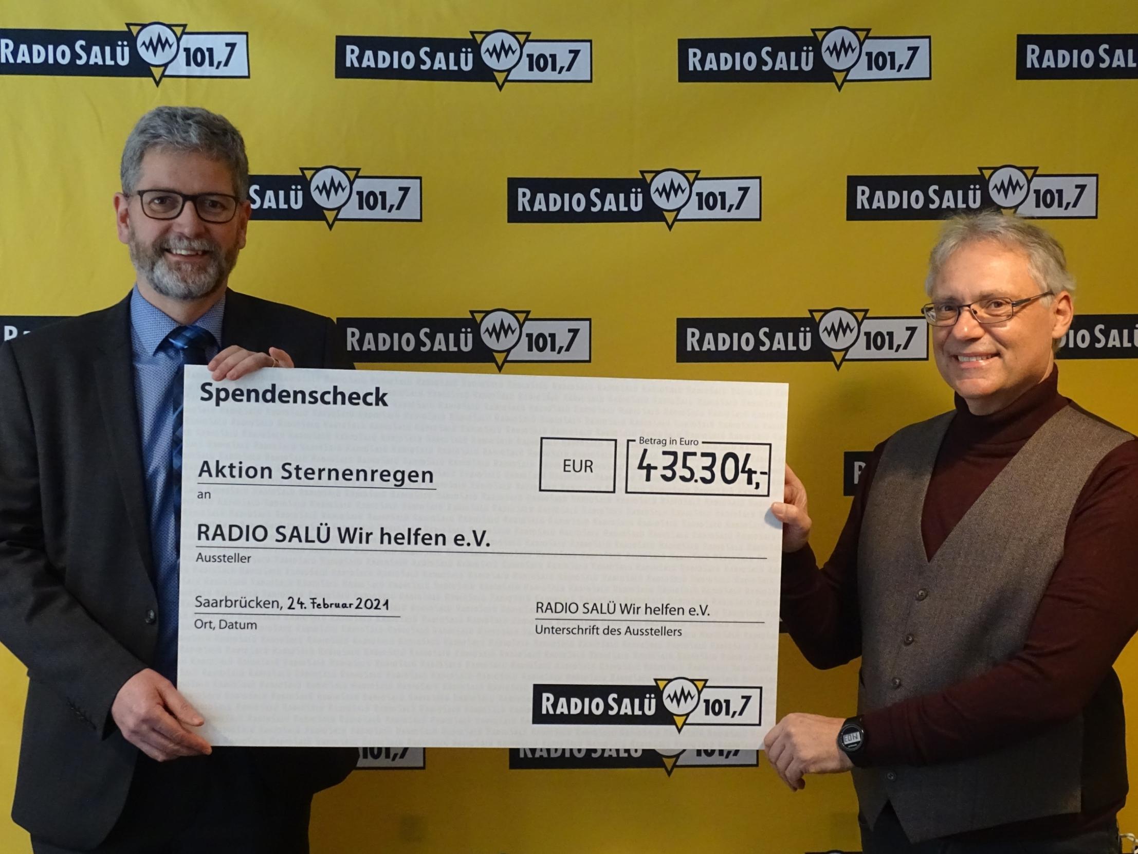 Michael Mezödi (Geschäftsführer RADIO SALÜ) und Wolfgang Glitt (Vorsitzender des Vereins RADIO SALÜ Wir helfen e.V.) bei der symbolischen Scheckübergabe. Foto: Radio Salü