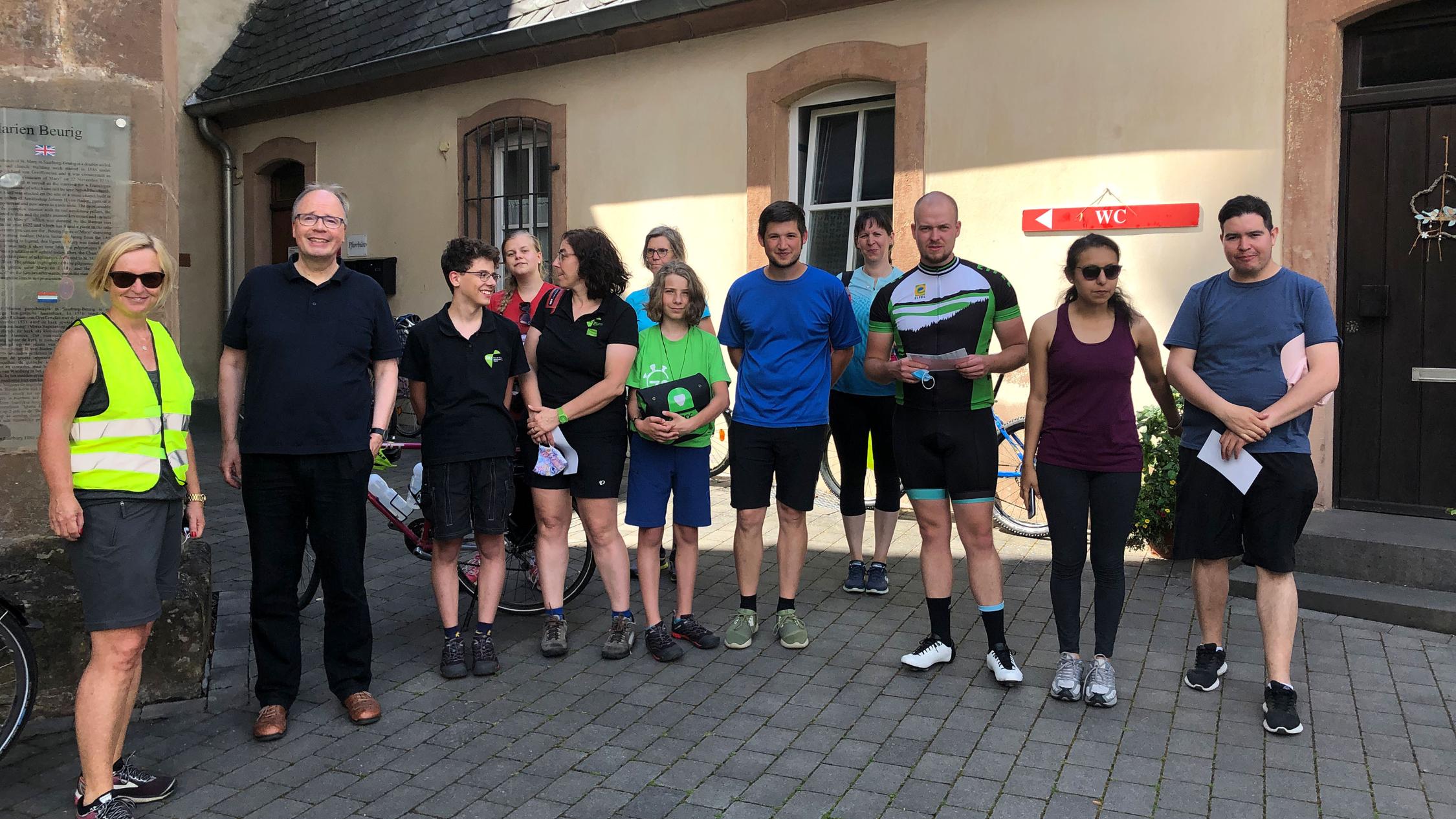 Bischof Ackermann (2.v.l.) radelte mit nach Saarburg-Beurig.