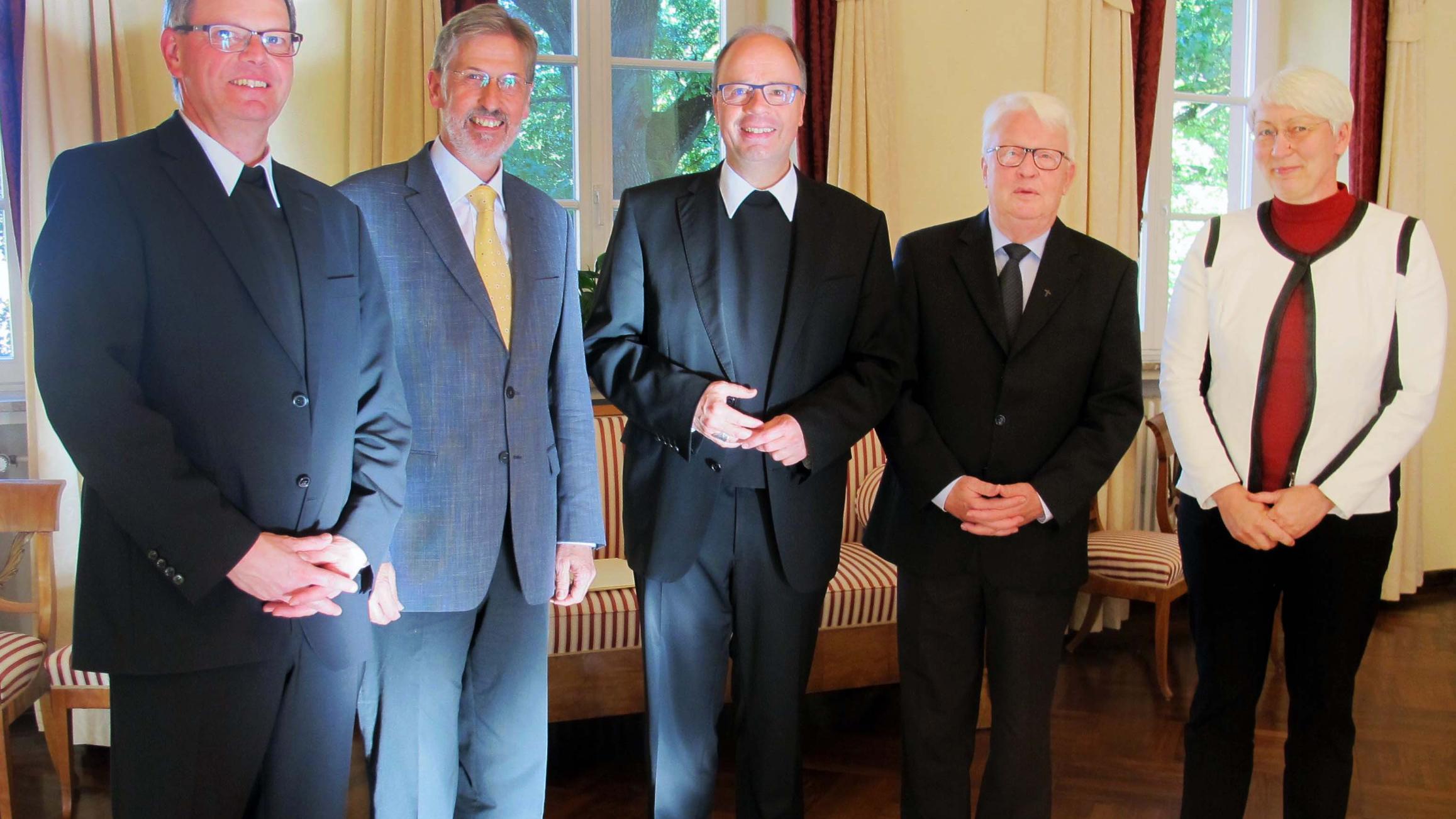 Bischof Dr. Stephan Ackermann (Mitte) verabschiedet Prälat Werner Rössel (2.v.li.) im Beisein von Dr. Monica Sinderhauf (re.), Generalvikar Dr. Ulrich Graf von Plettenberg (li.) und Ludwig Kuhn.