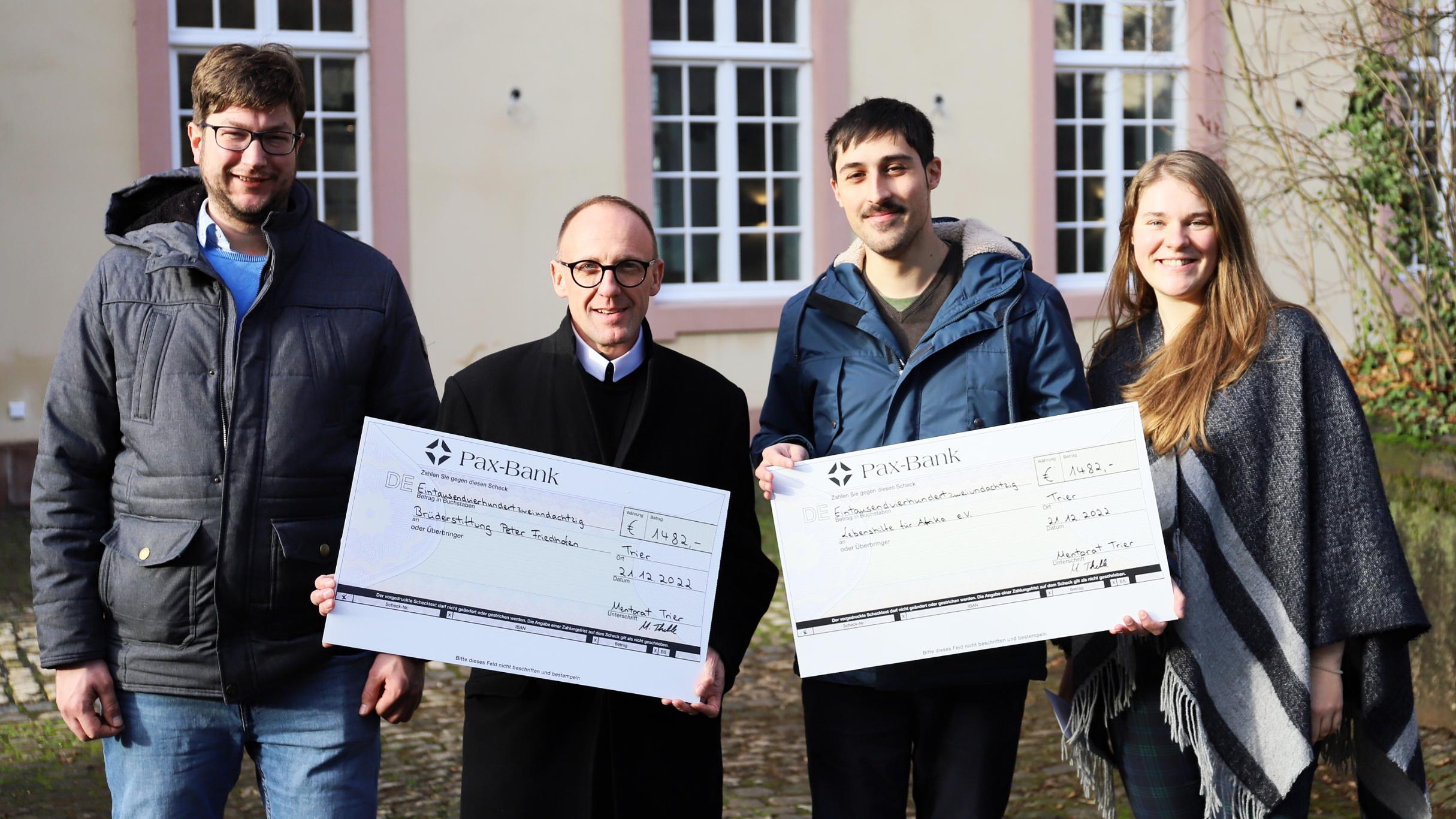 V.l.n.r. Christian Zoller, Bruder Antonius Joos, Jannik Kiesgen und Daniela Süß (Foto: Inge Hülpes/Bistum Trier)