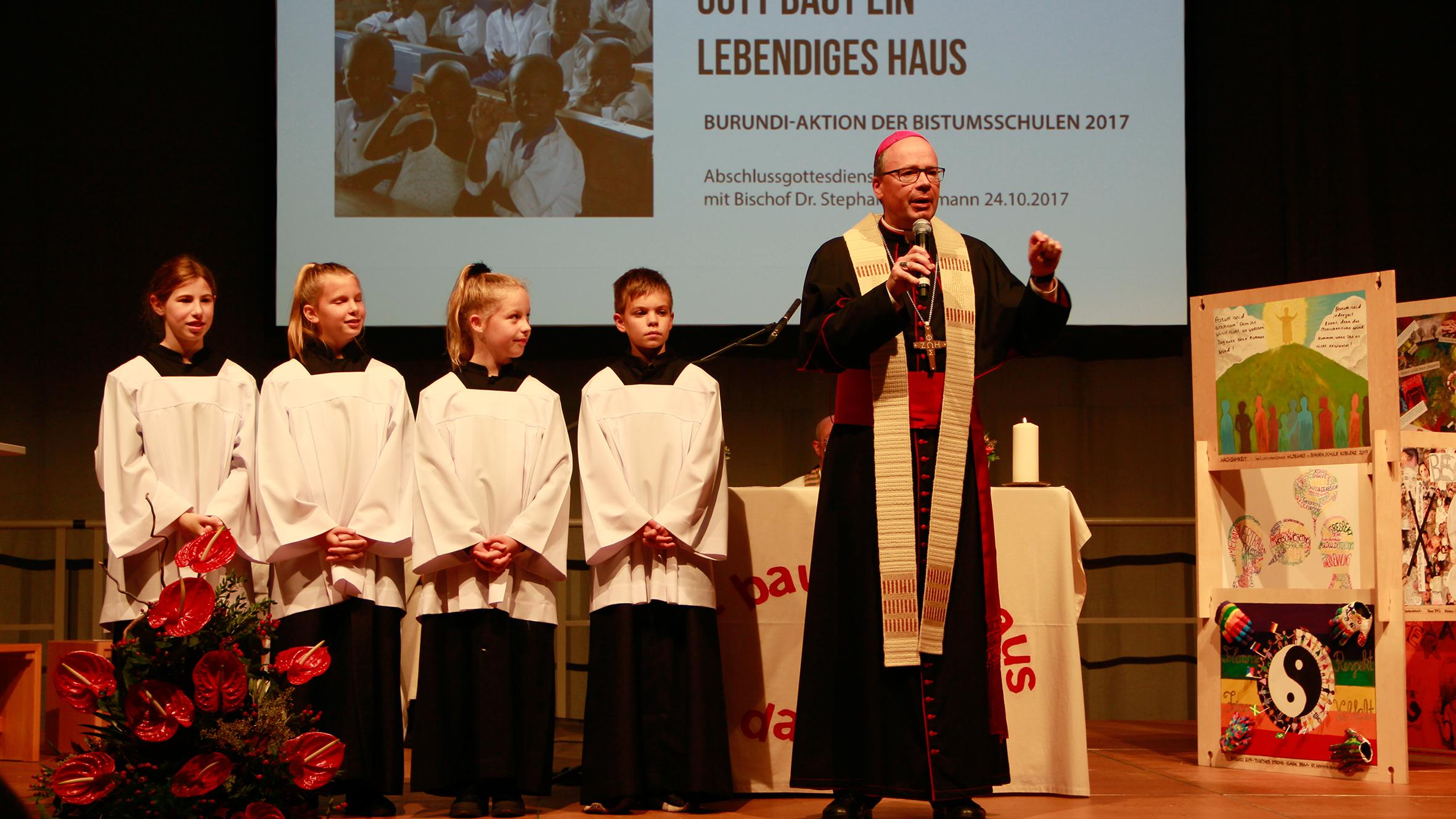 Bischof Ackermann lobte die Schülerinnen und Schüler für ihren Einsatz.