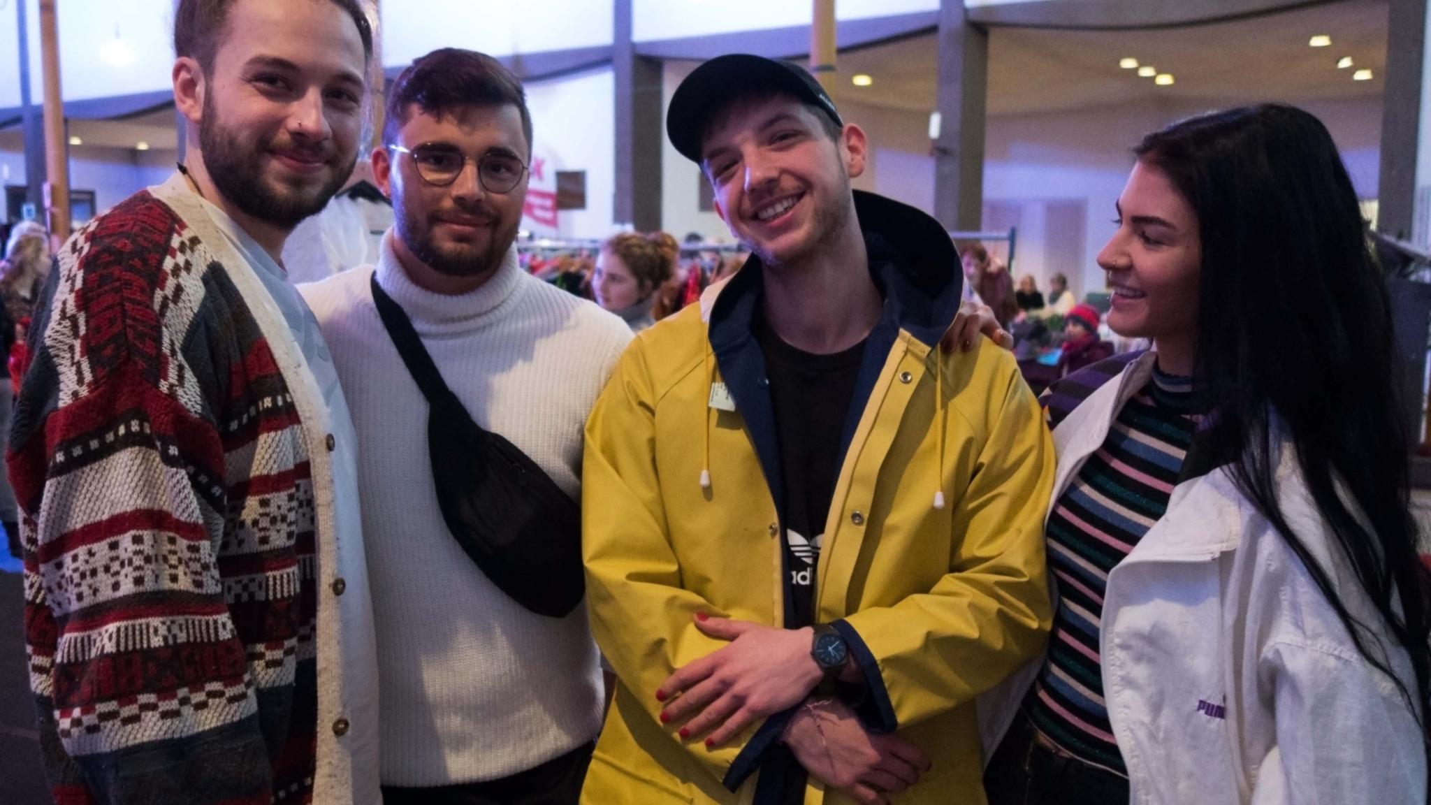 BU: Beim Shoppen Alexander Woytewicz, Leon Bisanz, Daniel Strang und Anneke Schmidt (v. links).