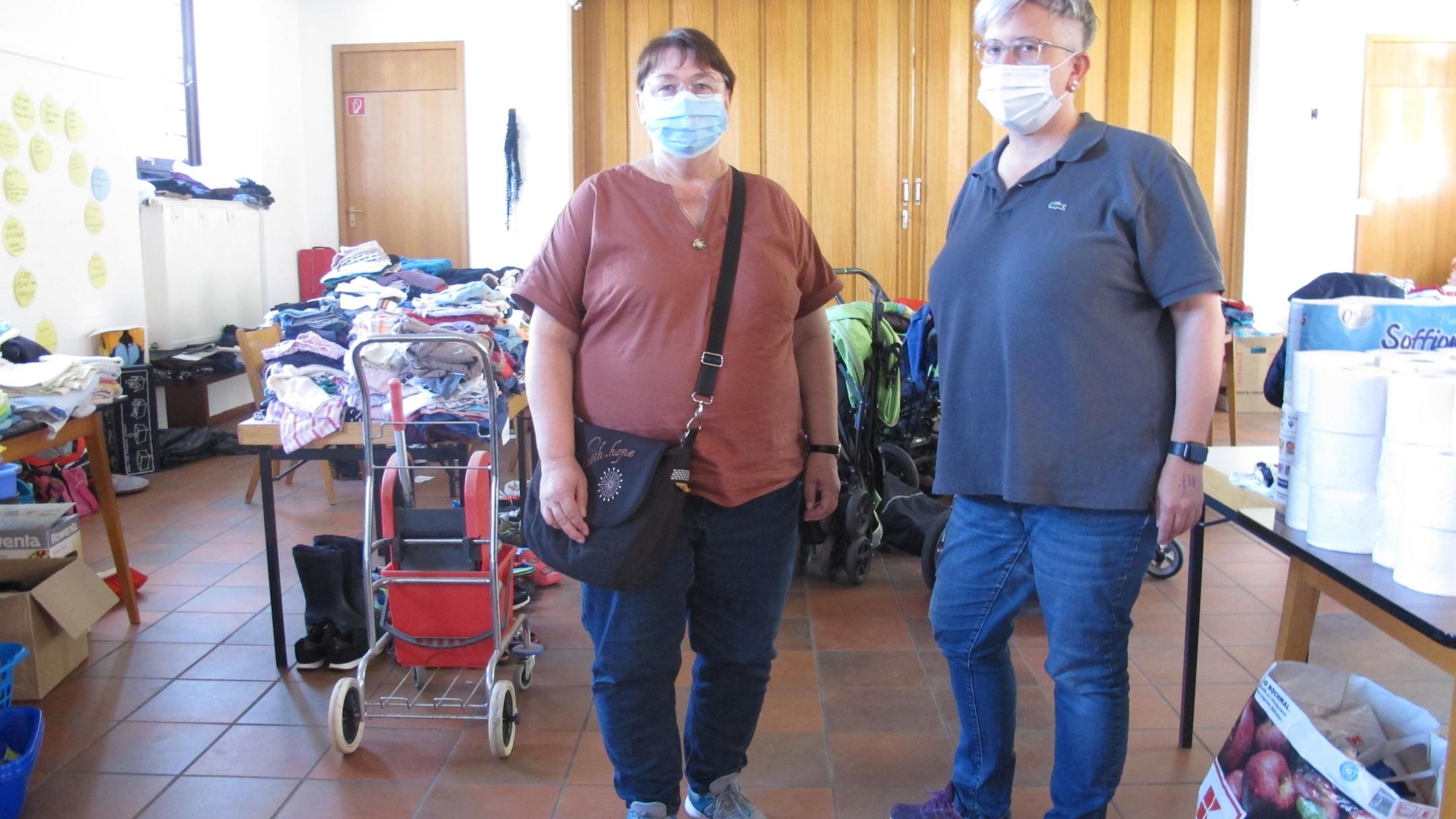 Gemeindereferentin Gertrud Rosenzweig (links) und die evangelische Pfarrerin Maren Vanessa Kluge in der vom Hochwasser verschonten Unterkirche der evangelischen Kirche in Ehrang. Hier ist auch eine Sammelstelle für Hilfsgüter für Hochwasseropfer. (Foto: Stefan Schneider/Bistum Trier)