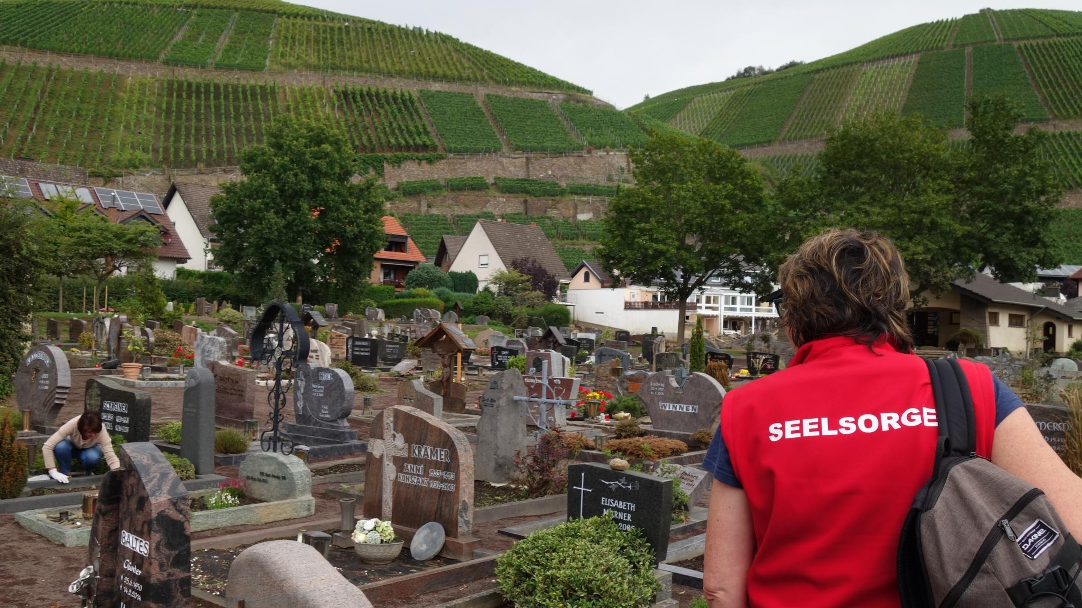 Auch den Dernauer Friedhof besucht die Seelsorgerin Esther Braun-Kinnen regelmäßig.