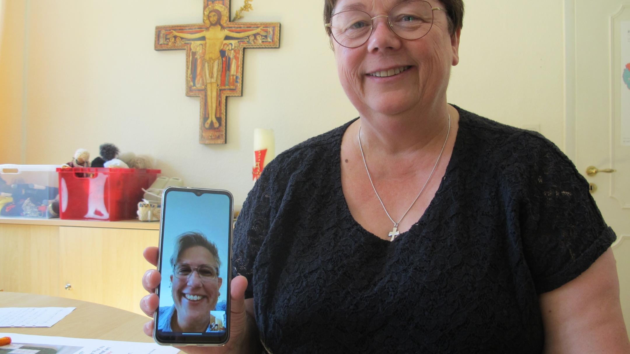 Gemeindereferentin Gertrud Rosenzweig spricht sich oft per Videoanruf mit ihrer evangelischen Kollegin Maren Vanessa Kluge ab. Foto: Stefan Schneider / Pressestelle