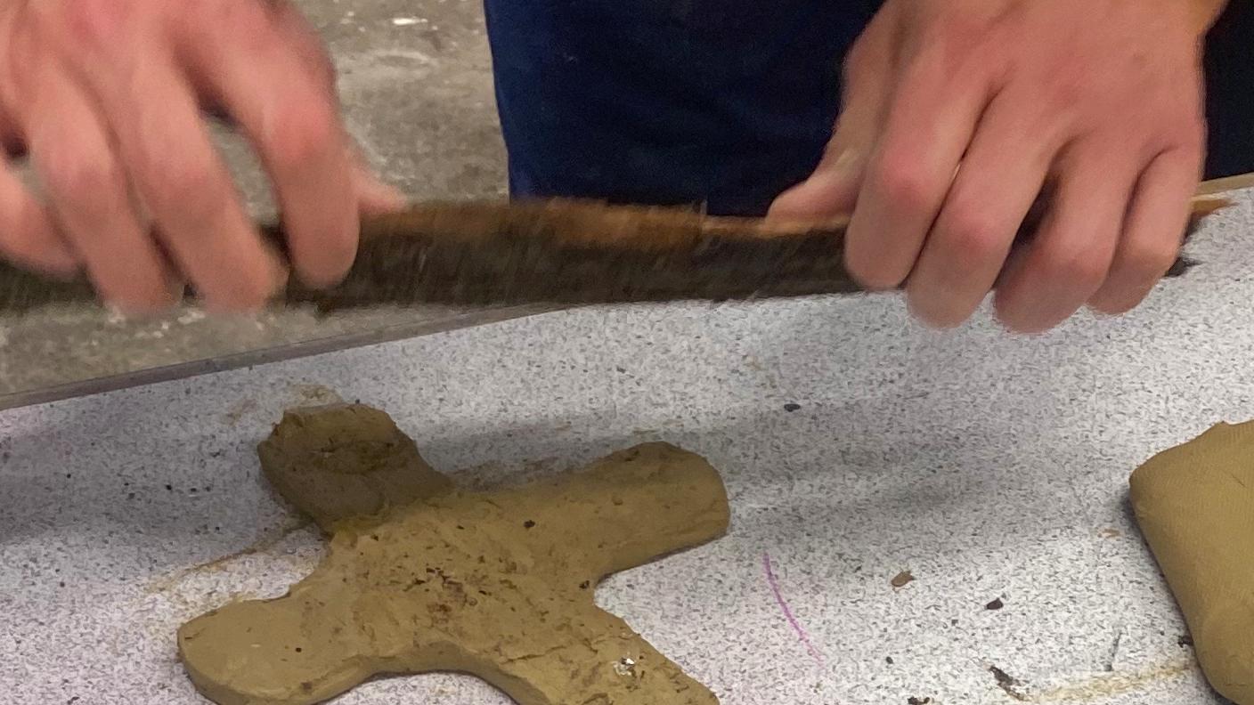 Die Menschen im Ahrtal sind eingeladen, ein eigenes Kreuz für die Wohnung bzw. das Haus herzustellen. Foto: Nadine Kreuser