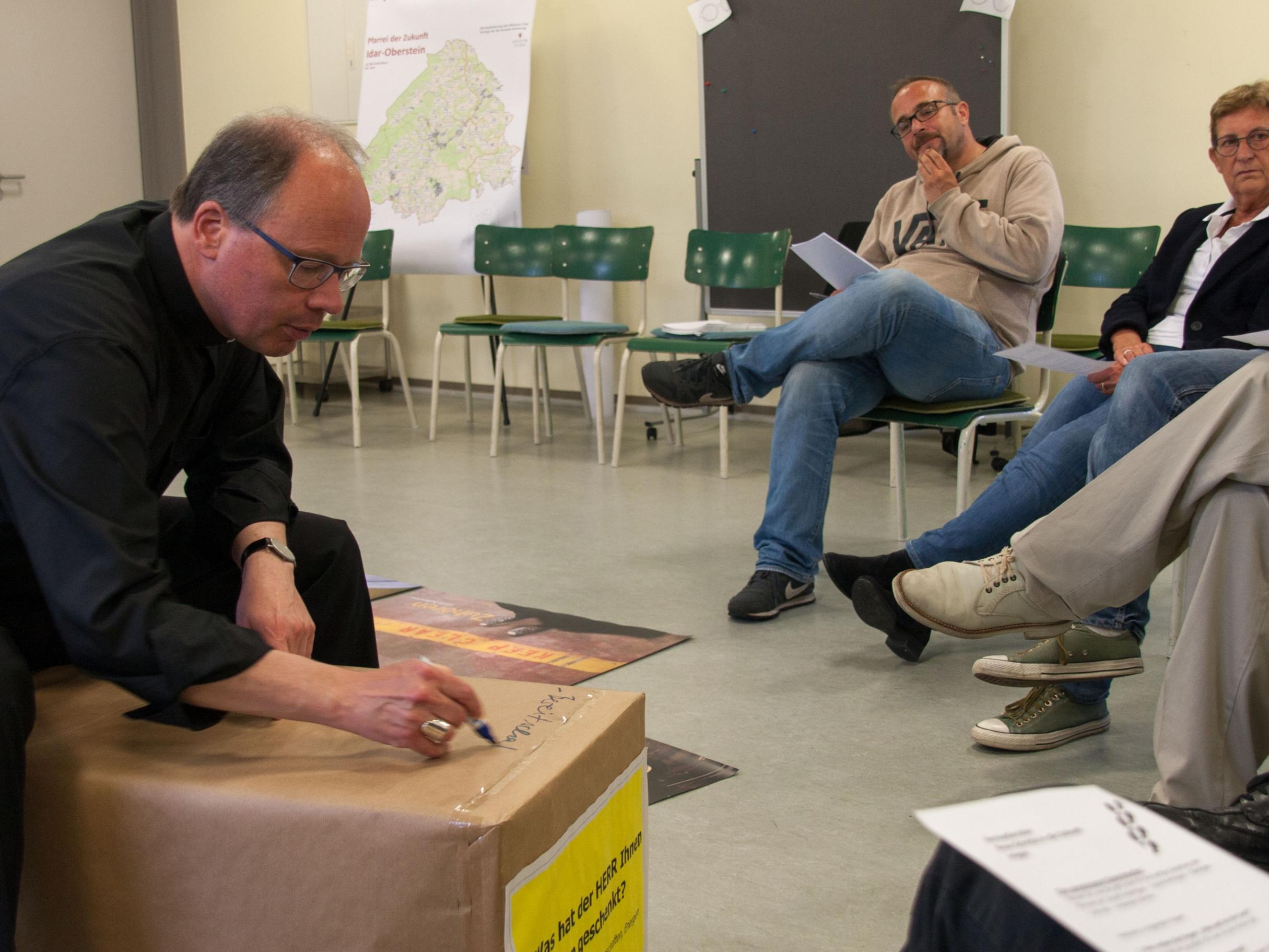 Wie wollen wir in Zukunft Kirche sein? In der 'Sehschule' in Idar-Oberstein übernahme auch Bischof Ackermann die Leitung für eine Gruppenarbeit.