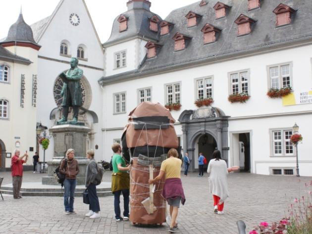 Das Foto zeigt den Transport der noch verhüllten Skulptur in die Citykirche.