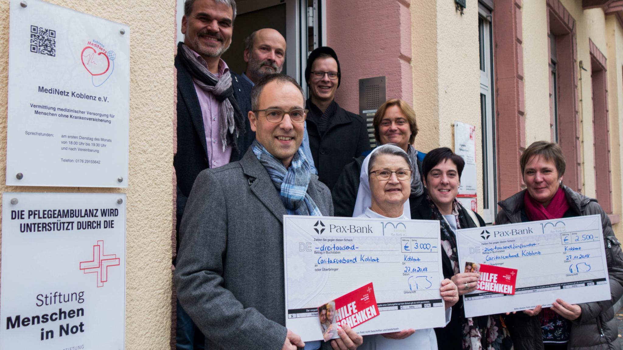 Michaela Marx (2.v.re.) und Thomas Theis (1. Reihe li.) von der Stiftung übergeben die Spendenschecks an die Fachberatungsstelle.