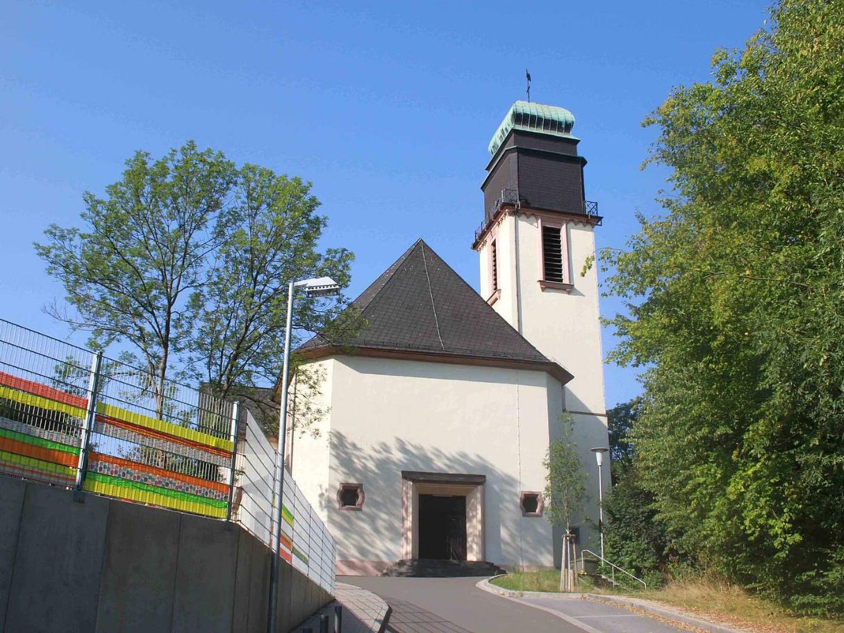 In der Kirche St. Hubertus in Jägersfreude wird Dalìs Bilderzyklus 'Biblia Sacra' ausgestellt. Foto: Pfarrei St. Marien Dudweiler