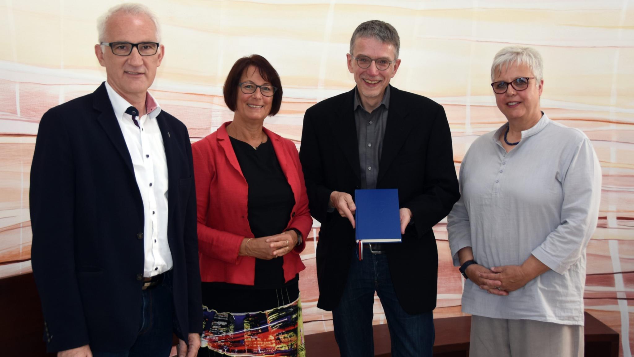 Diakon Wolfang Schu (Caritas Trägergesellschaft Saarbrücken), Martina Paulus (Krankenhausseelsorgerin Marienhausklinikum St. Josef Kohlhof), Stefan Nober (Abteilung Pastorale Grundaufgaben im Bischöflichen Generalvikariat Trier) und Andrea Michely (Krankenhausseelsorgerin Knappschaftsklinikum Sulzbach) (von links) präsentieren die Neuauflage der Sterberituale. Foto: Ute Kirch/Bistum Trier