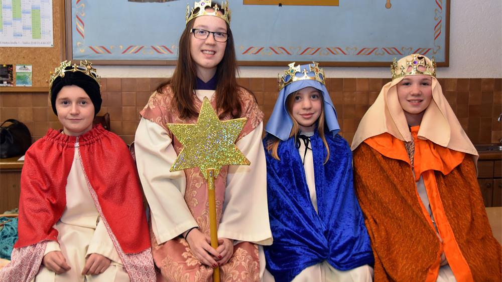 (vlnr.) Samuel, Anna, Louisa und Klara, die glücklichen Sternsinger, die am 9. Januar Kanzlerin Angela Merkel in Berlin treffen werden