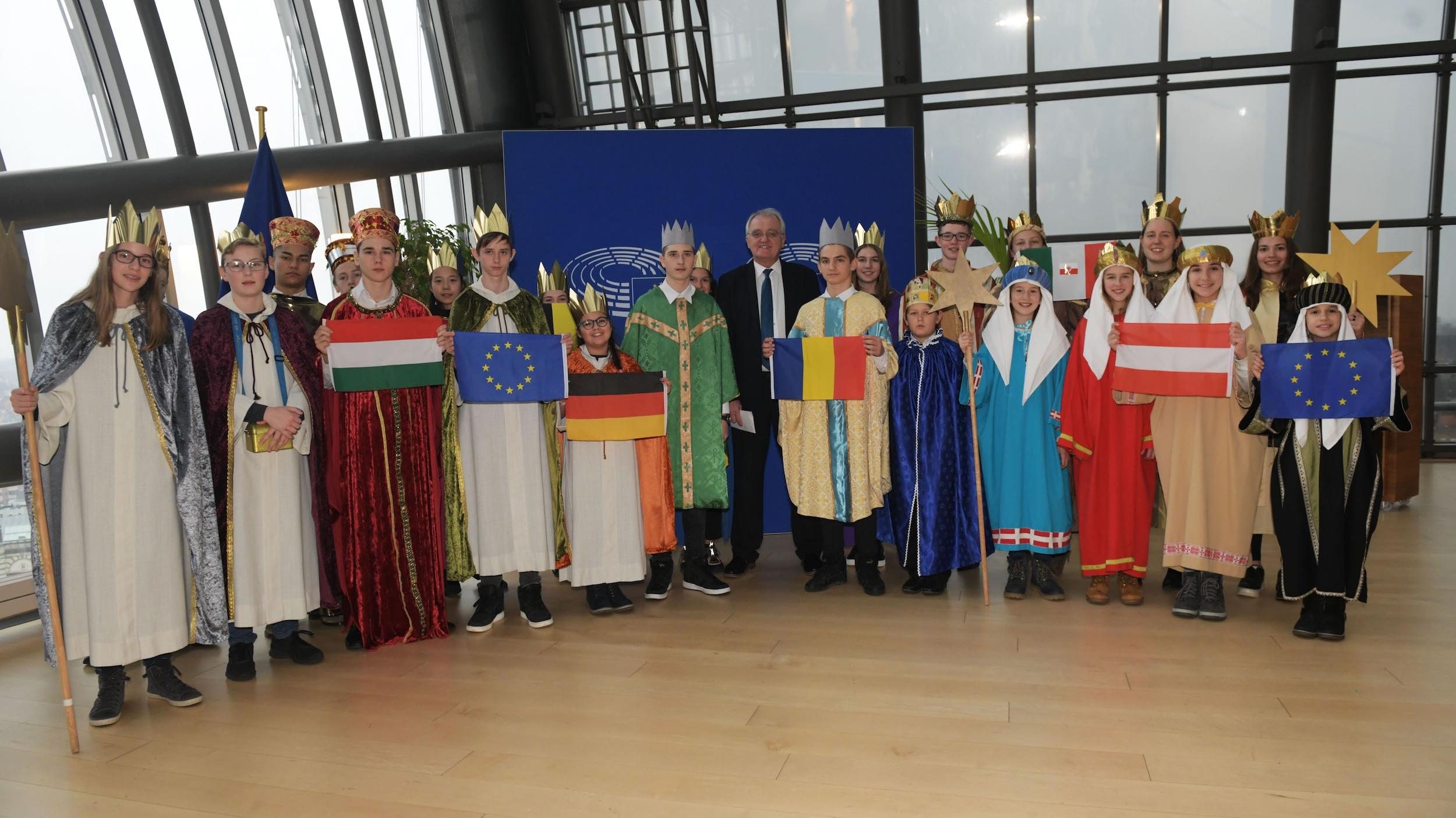 23 Sternsinger aus Deutschland, Österreich, Ungarn, Rumänien, Italien und Belgien sind im Europaparlament von EU-Vizepräsident Rainer Wieland begrüßt worden. Die deutschen Sternsinger Janina, Sebastian (1. und 2. von links), Leon und Enie Charlotte (7. und 8. v. links) kommen aus der Pfarreiengemeinschaft Gerolsteiner Land im Bistum Trier. (Foto: Ivan Put / Kindermissionswerk)