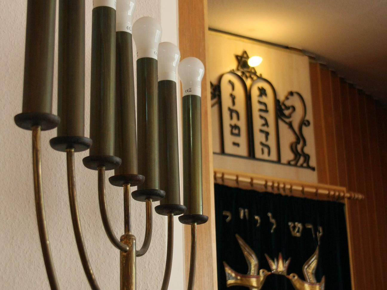 Die Menora in der Koblenzer Synagoge.