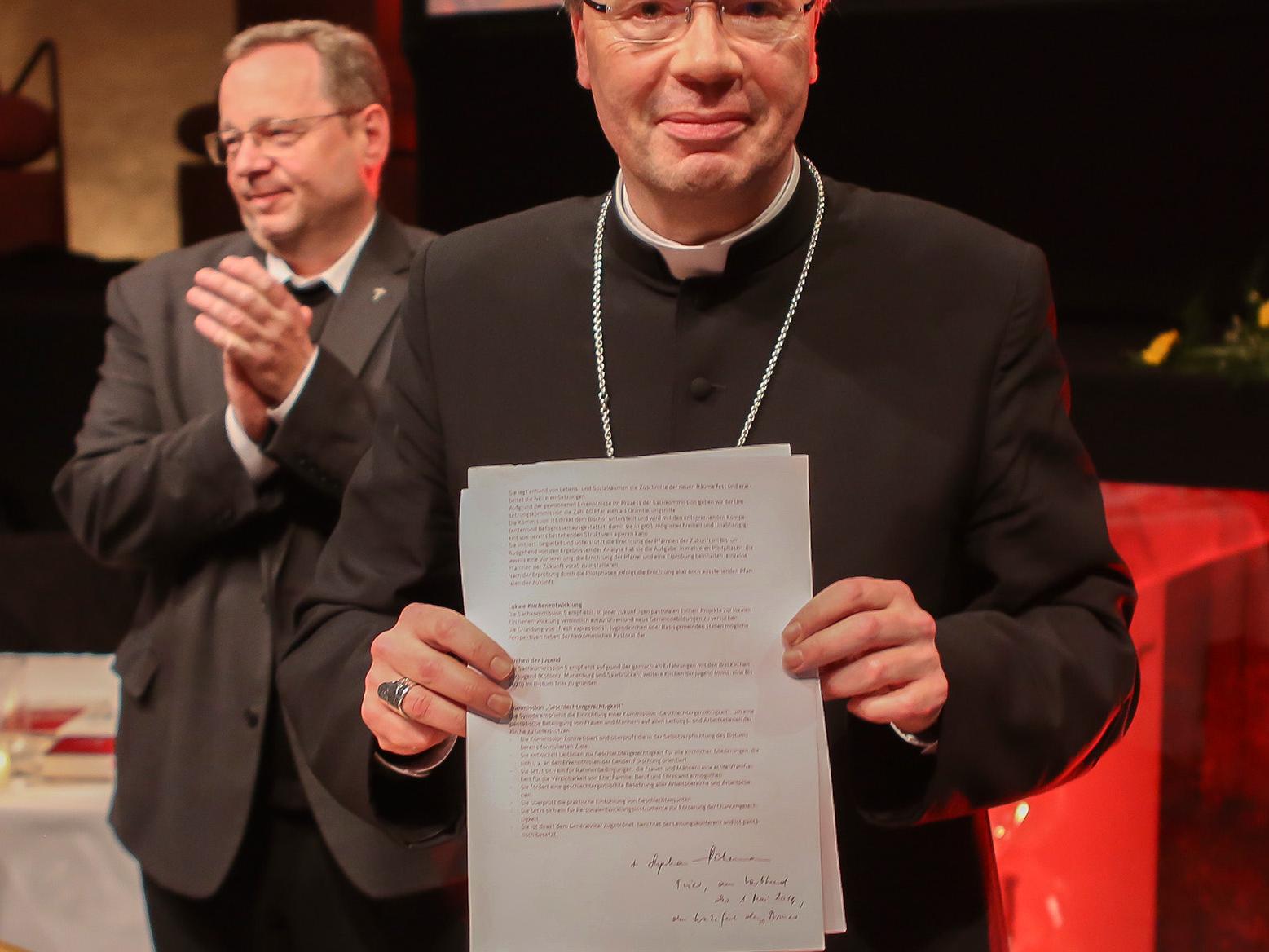 Synode_Bischof_Abschluspapie_r.jpg