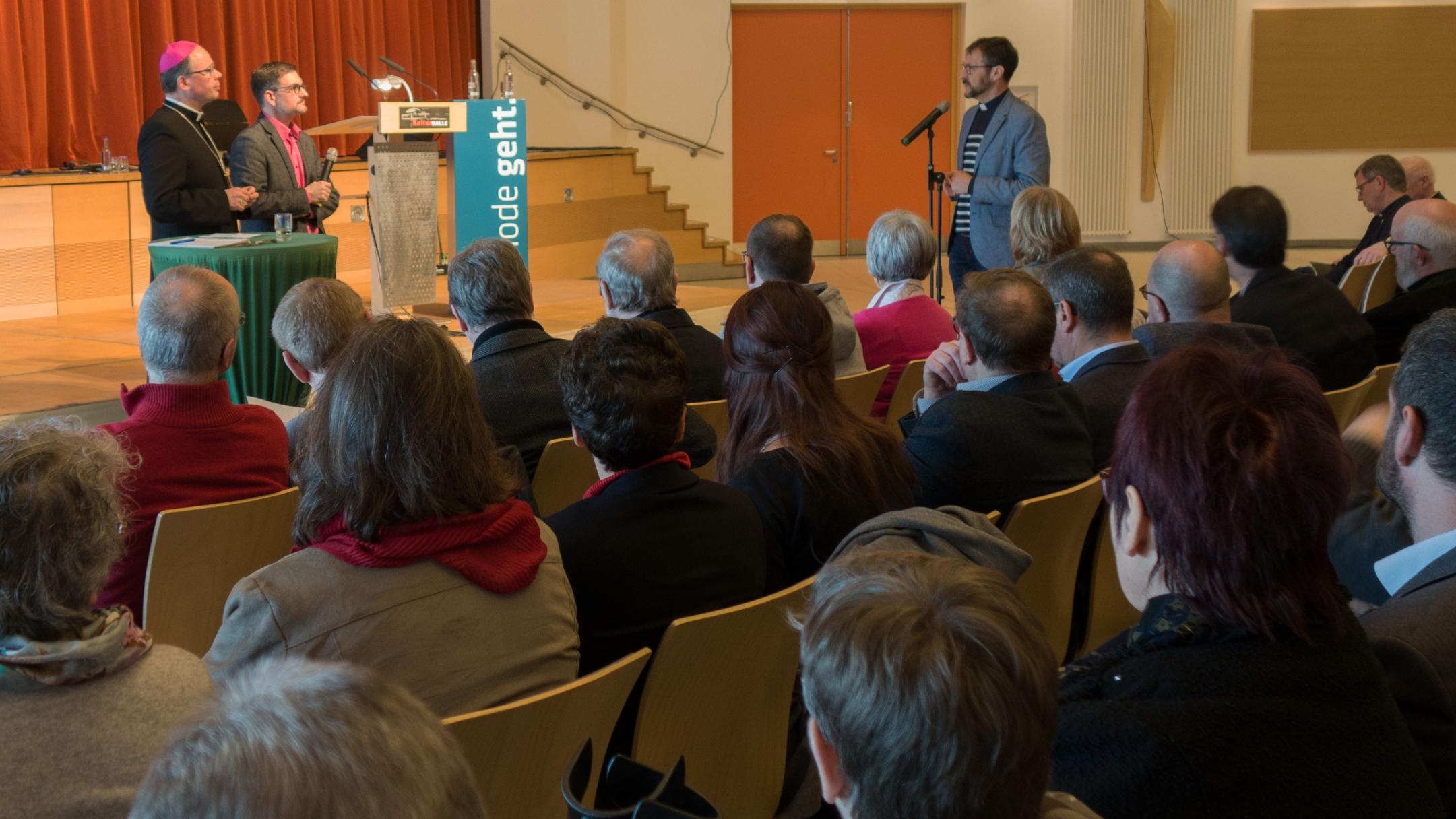 Dechant Jörg Meyrer (rechts) aus Bad Neuenahr-Ahrweiler stellt Bischof Ackermann (links) und Christian Heckmann, Leiter des Synodenbüros, Fragen zur Synodenumsetzung.