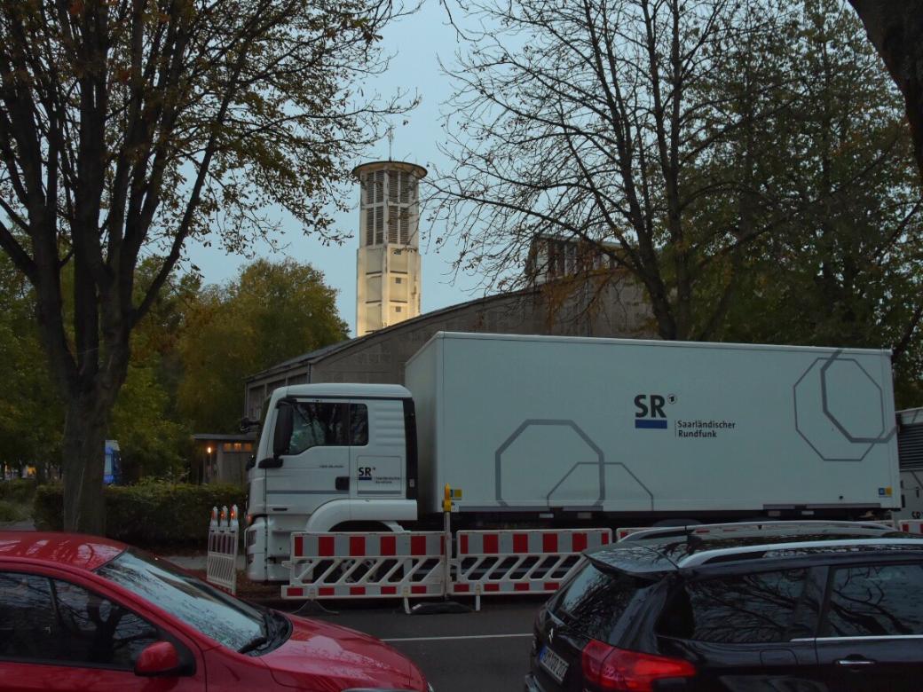 In eli.ja findet eine ökumenische Vesper zum Jahreswechsel statt, die ins Fernsehen übertragen wird.