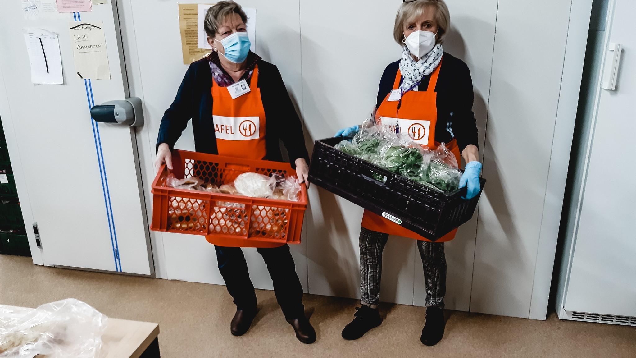 Irmgard Schumacher (links) und Ursula Johag-Trampert packen bei der Waderner Tafel die Lebensmittelpakete. Foto: Caritasverband Saar-Hochwald e.V.