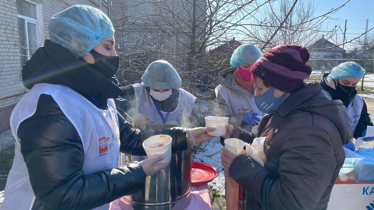 Essensausgabe im ukrainischen Rubizhne. Foto: Caritas International