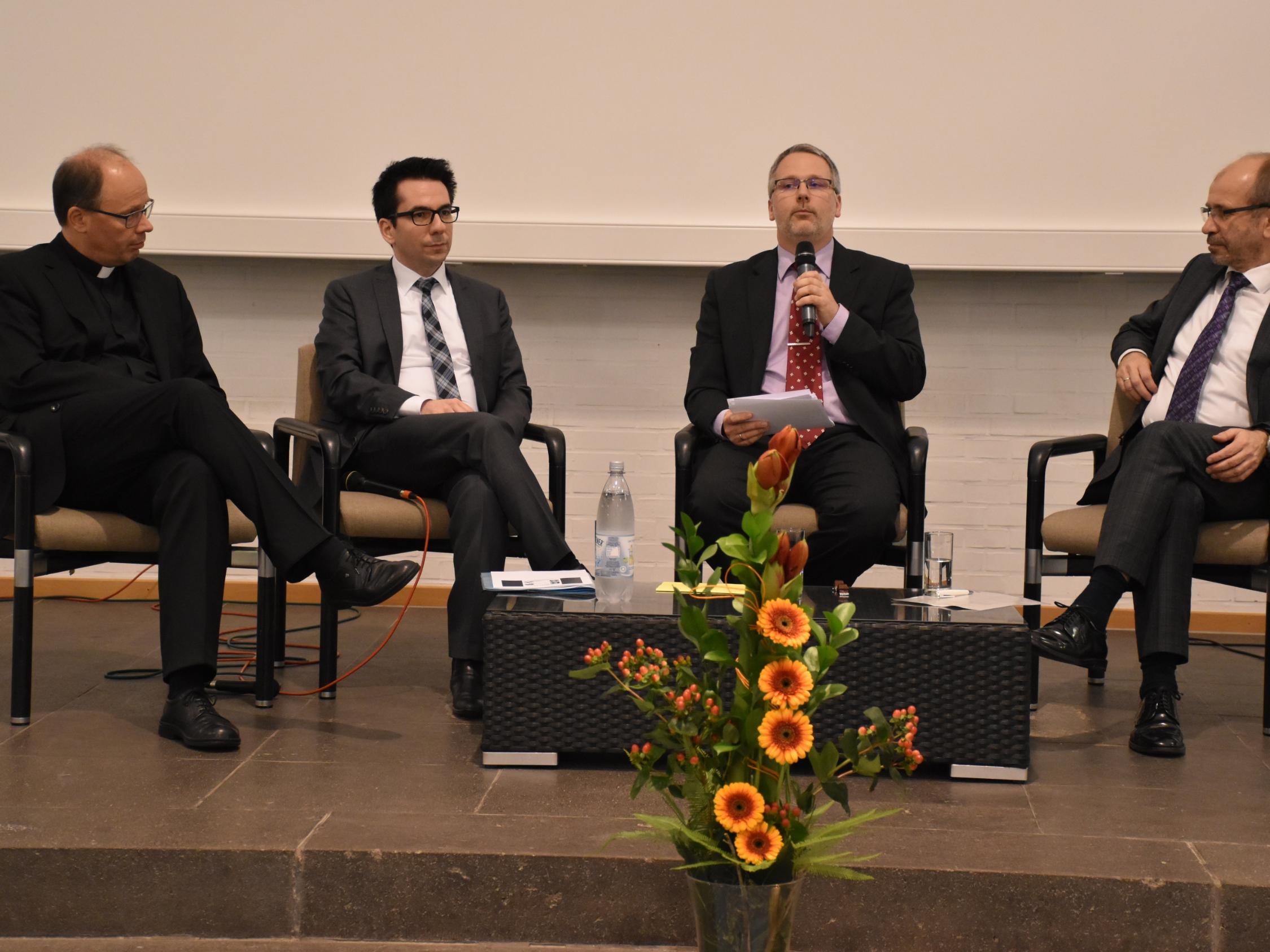 Bischof Dr. Stephan Ackermann, der Geschäftsführer des Zentralrats der Juden Daniel Botmann, Pfarrer Stefan Mendling und der Präses der Evangelischen Kirche im Rheinland Manfred Rekowski (vlnr.)