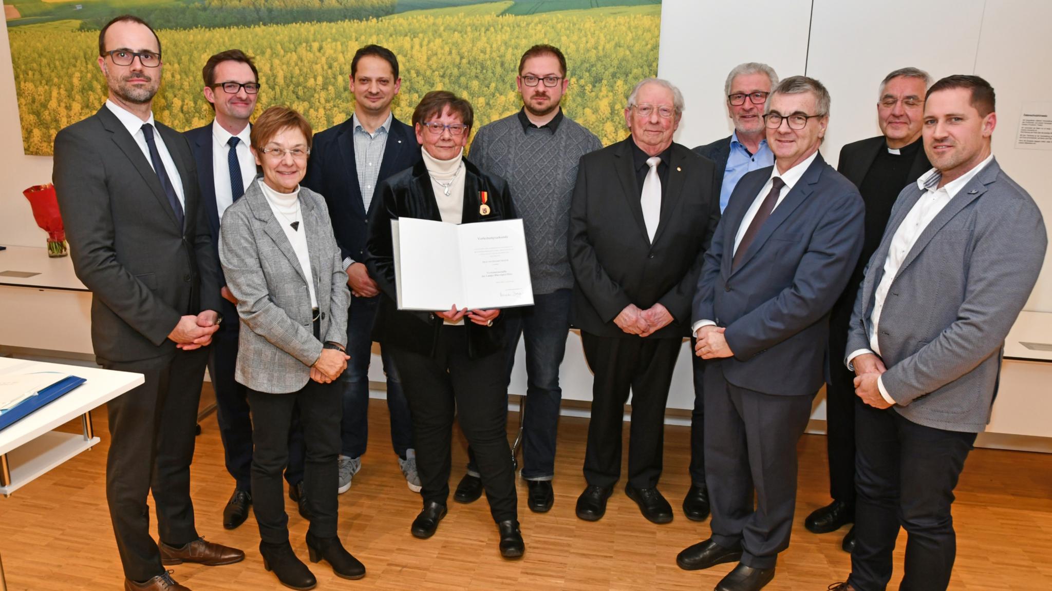 Hildegard Weber (5. von links) erhält die Verdienstmedaille des Landes Rheinland-Pfalz. Der Trierer Weihbischof Franz Josef Gebert (2. von rechts) gratulierte ebenfalls zur Auszeichnung. Foto: Kreisverwaltung Mayen-Koblenz