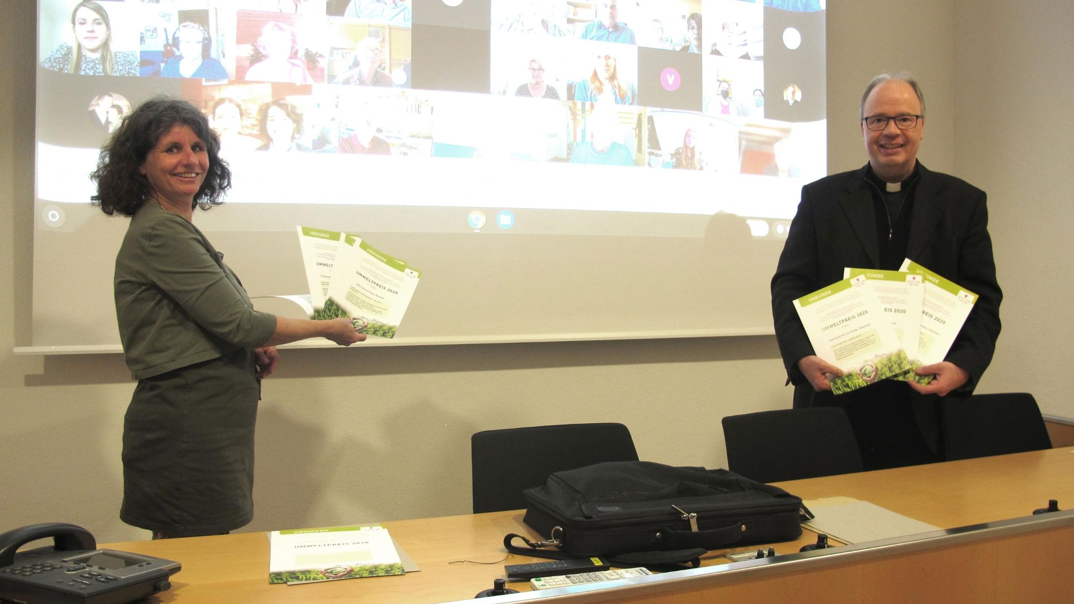 Charlotte Kleinwächter (links) und Bischof Dr. Stephan Ackermann mit den Urkunden (Screenshot Bistum Trier)