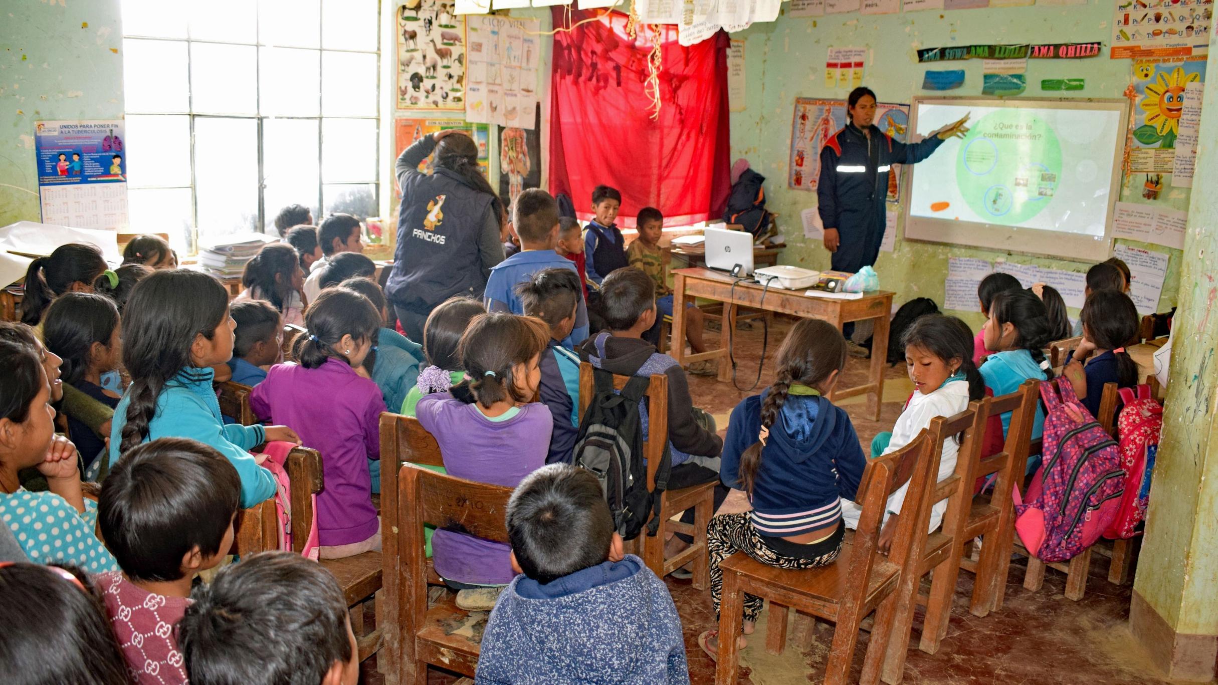Eine Partnerorganisation der Bolivienpartnerschaft im Bistum Trier ist die Stiftung Solidarität und Freundschaft. Dort unterrichtet Osmar Salazar Fuentes Kinder in der Schule Villa Flores in Tomina im Erzbistum Sucre.