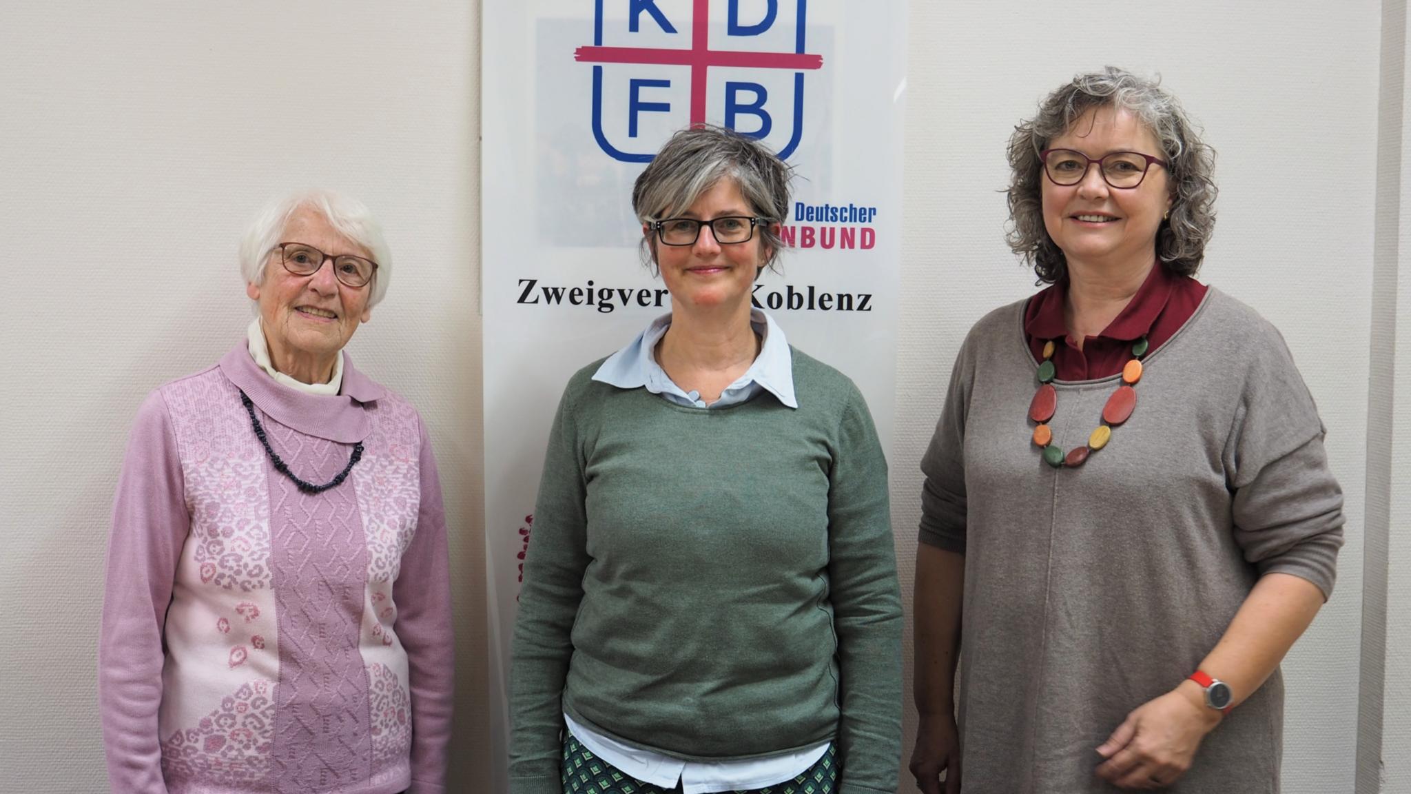 Die Referentin Birgit Mock (Mitte) mit Theodora Wenzel vom KDFB-Zweigverein Koblenz (links) und der KDFB-Diözesanvorsitzenden Dr. Jutta Mader (rechts). Foto: Stefan Endres/Bistum Trier