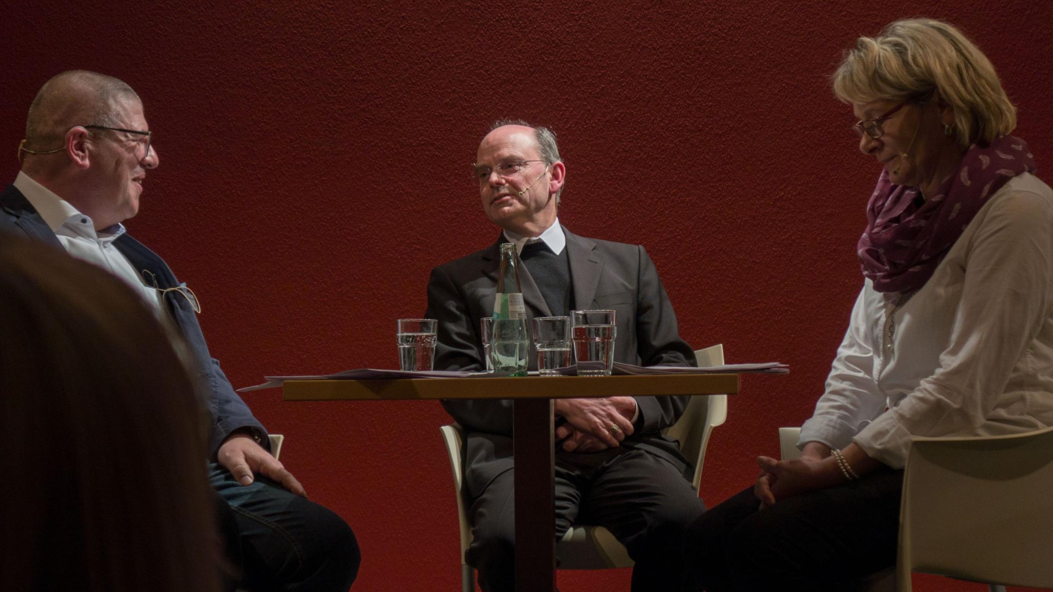 Weihbischof Brahm (Mitte) mit den Moderatoren Hans-Peter Schmitt und Reinfriede Scheer.