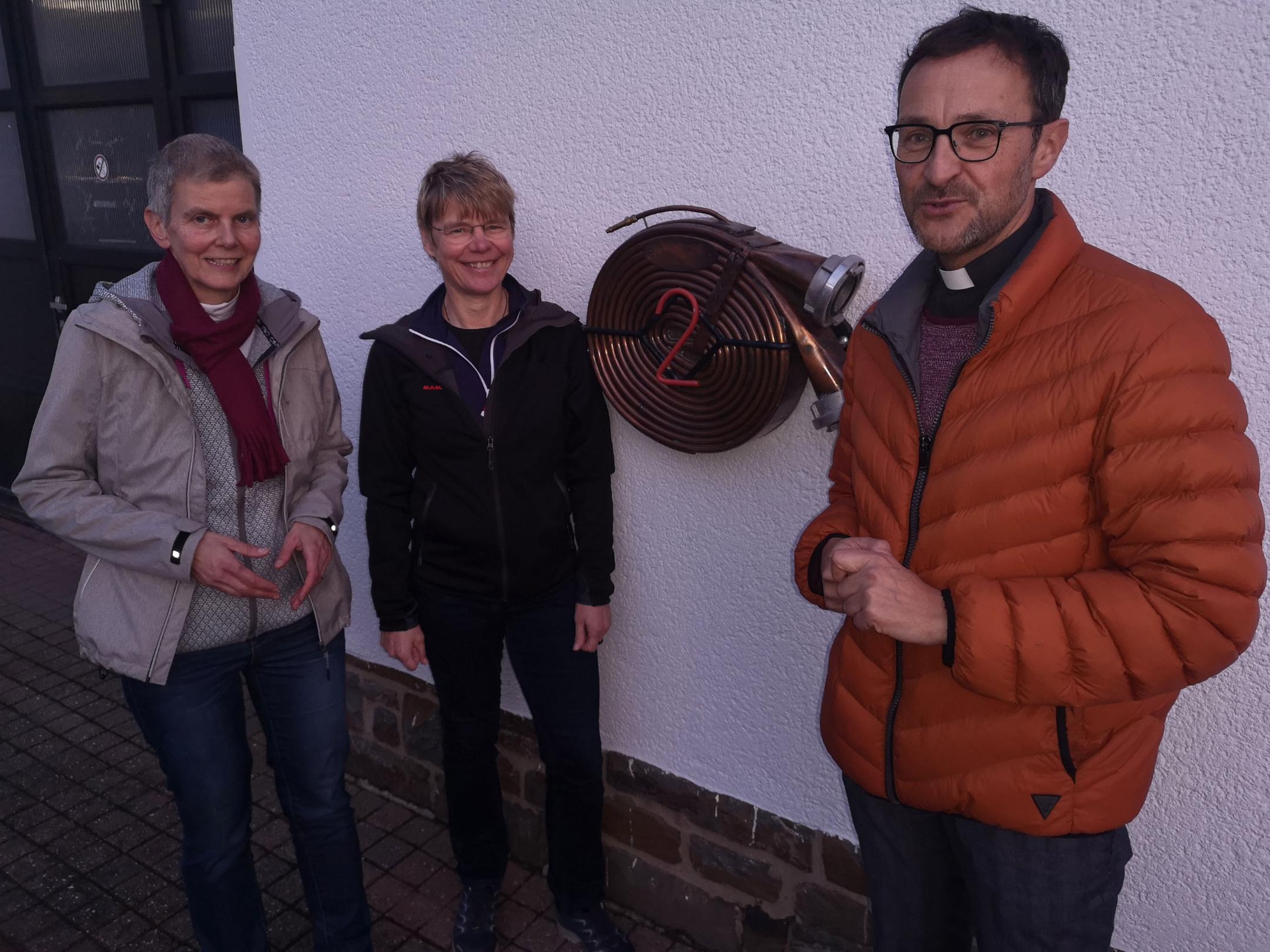 Ulrike Phiesel, Bärbel Knieps und Pfarrer Jörg Meyrer (v. links) vor dem Feuerwehrgerätehaus Ahrweiler, in dem an Heiligabend „Weihnachten anders“ gefeiert wird.