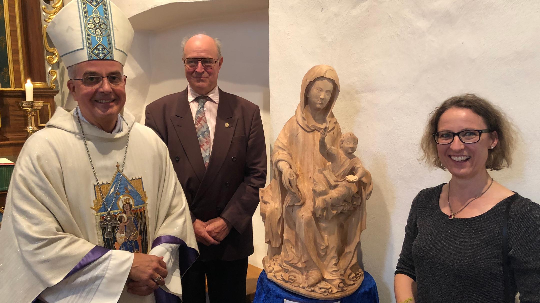Weihbischof Jörg Michael Peters (links) mit Initiator Günter Schlemmer und der Bildhauerin Andrea Wörner.