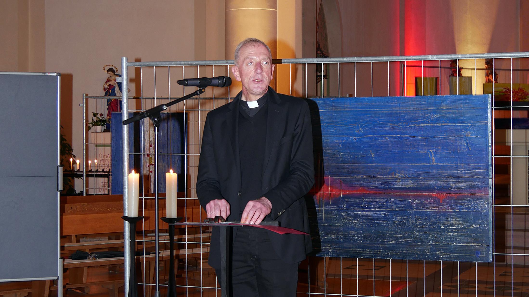 Der Vorsitzende des Diözesan-Caritasverbandes, Domkapitular Benedikt Welter beim Hospizabend (Foto: G. Jacquemoth/DiCV Trier)