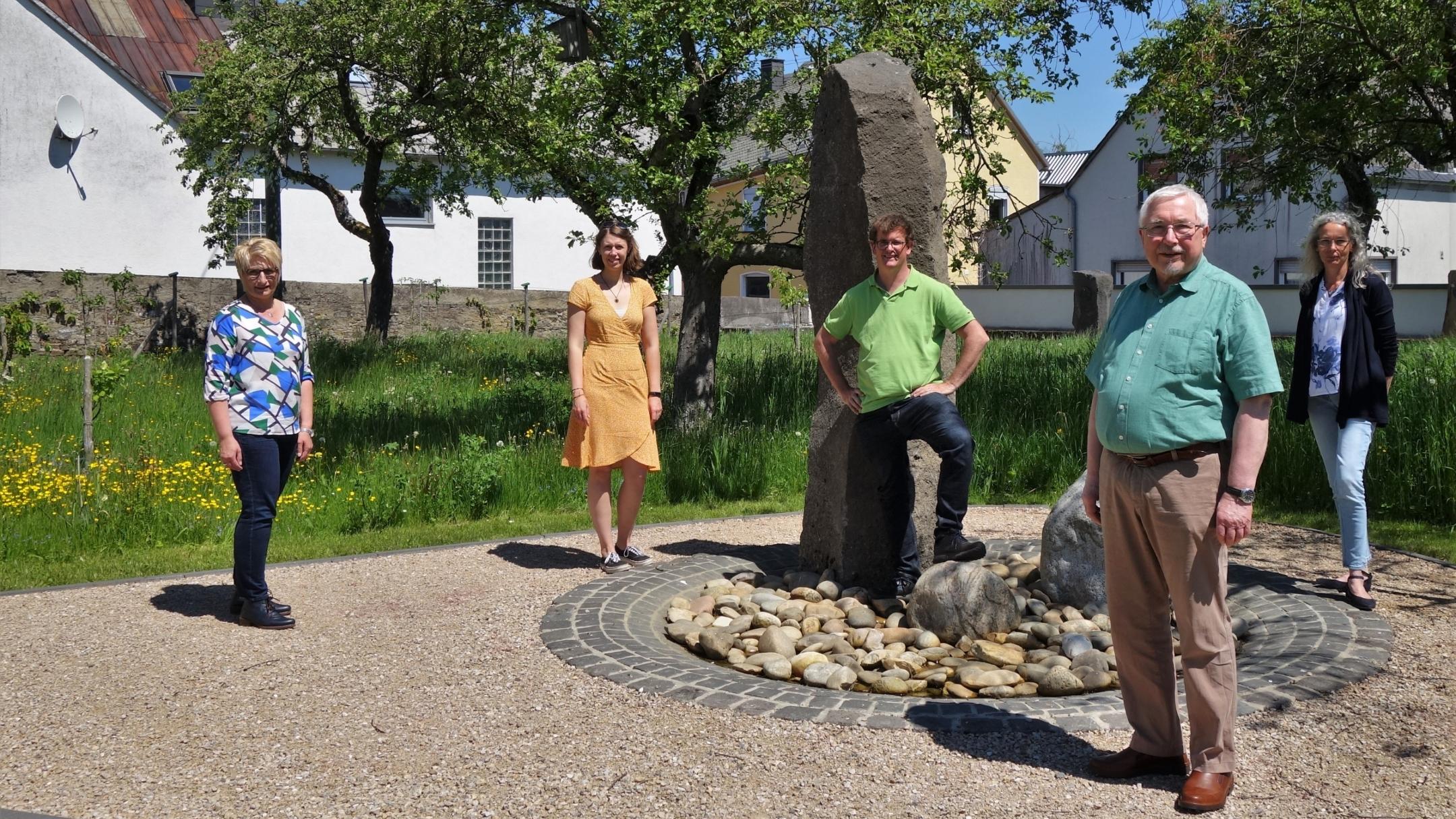 Das Team von Wir.Zusammen.Aktiv v. links Christine Engels (Verbandsgemeindeverwaltung Vordereifel), Elena Janzen (Mehrgenerationenhaus Mayen), Pastoralreferent Oliver Serwas, Hugo Nowicki (Ehrenamtlicher) und Dorothee Waldorf (Pflegestützpunkt Mayen/Vordereifel). Es fehlt Iris Emmerich (Katholische Familienbildungsstätte Mayen). Bistum Trier/Julia Fröder