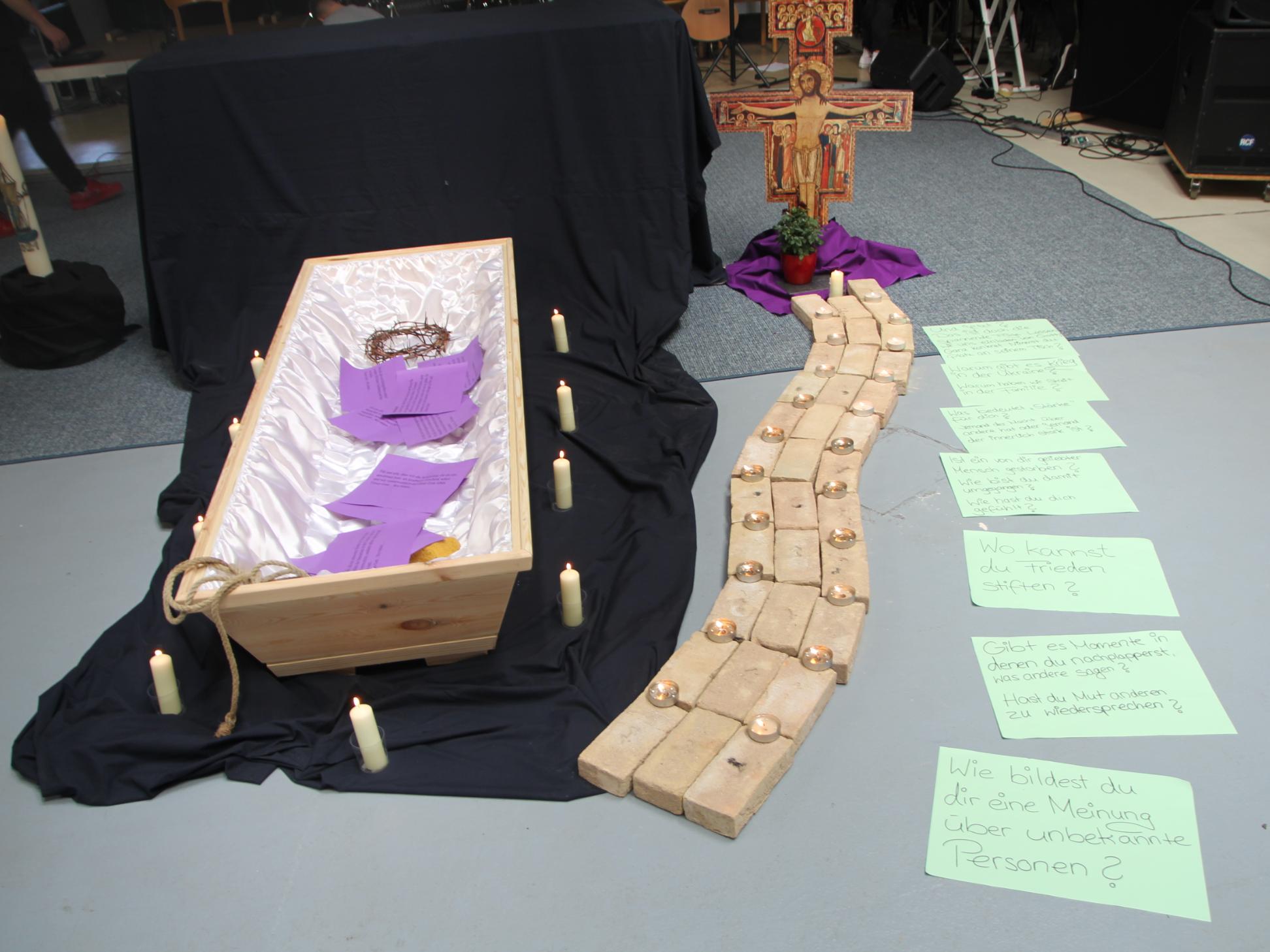 Der offene Sarg mit Seil und Dornenkranz war Teil der Kirchenraumgestaltung. Foto: Claudia Jörg
