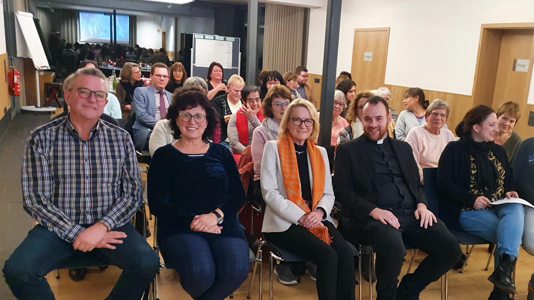 Rund 40 Männer und Frauen sind zu den Workshops ins Forum St. Ludwig gekommen. Foto: Mayer