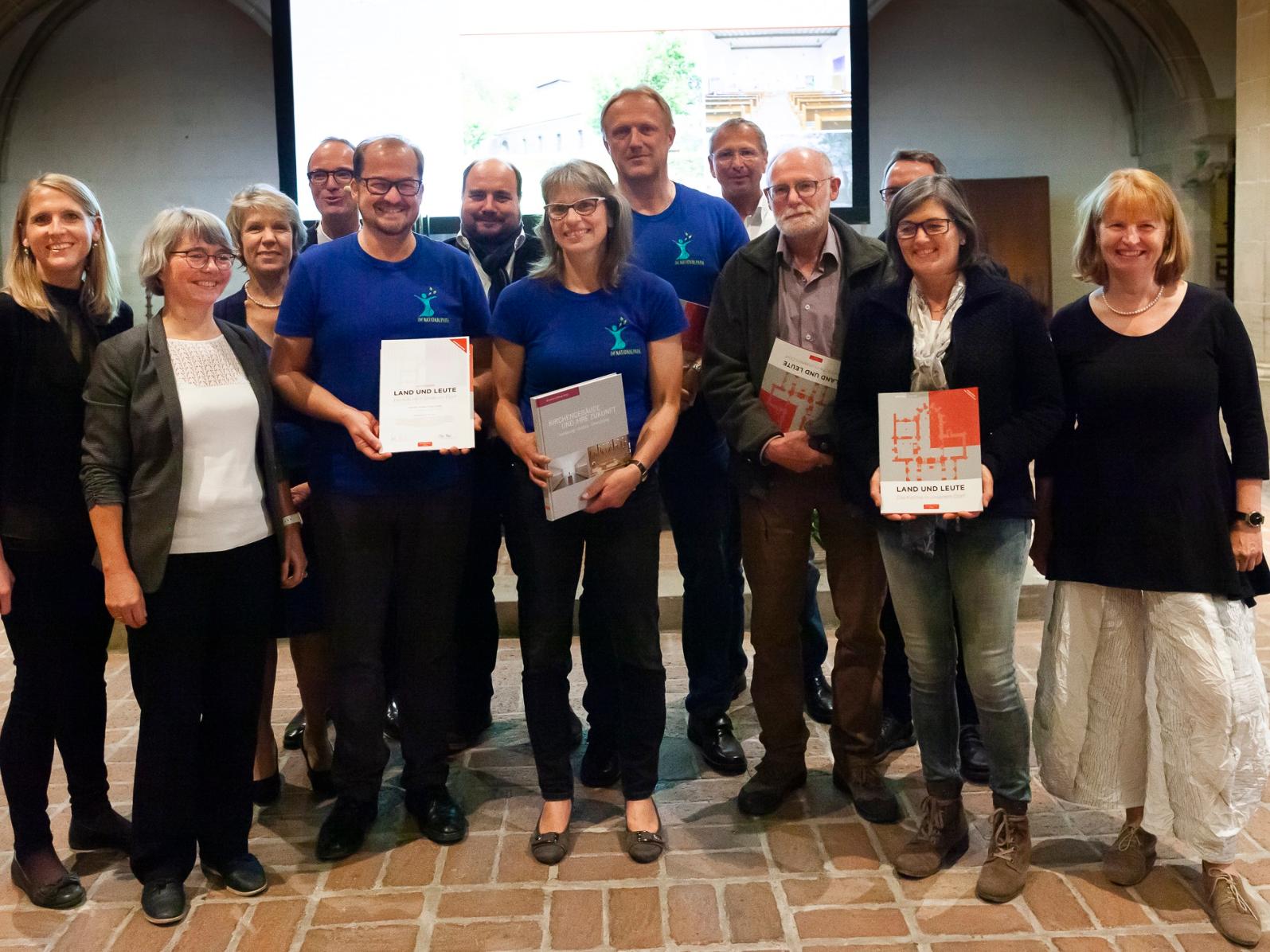 Das Projektteam Nationalparkkirche bei der Preisverleihung in Erfurt. Neben den Jury-Mitgliedern als Vertreter des Projektteams v.l.n.r. Clemens Grünebach, Gabi Kretz, Peter Kretz, Bernd Schmitt, Willi Zimmermann, Claus Wettmann (leider halb verdeckt) und Anne Speicher.