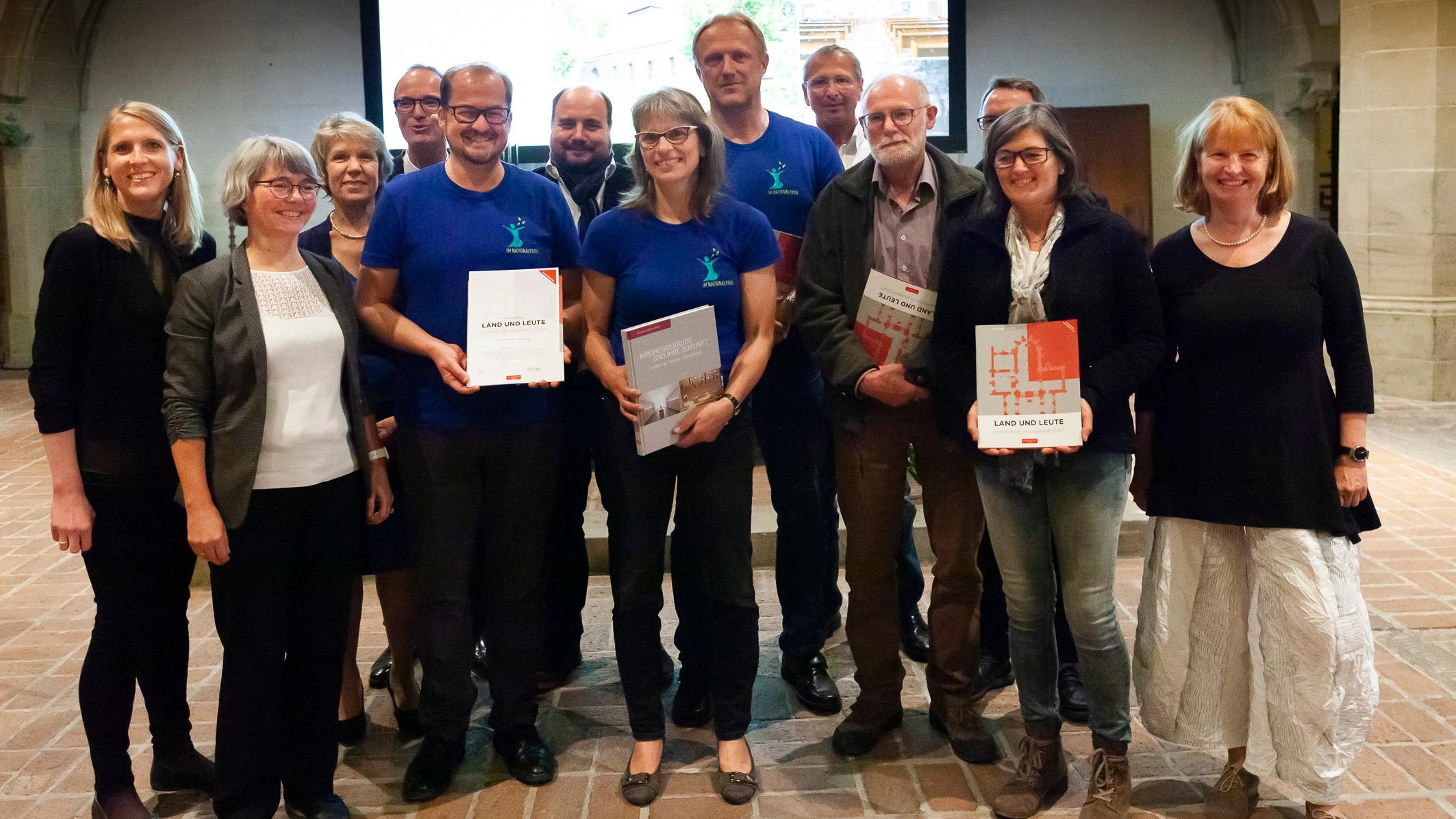 Das Projektteam Nationalparkkirche bei der Preisverleihung in Erfurt. Neben den Jury-Mitgliedern als Vertreter des Projektteams v.l.n.r. Clemens Grünebach, Gabi Kretz, Peter Kretz, Bernd Schmitt, Willi Zimmermann, Claus Wettmann (leider halb verdeckt) und Anne Speicher.