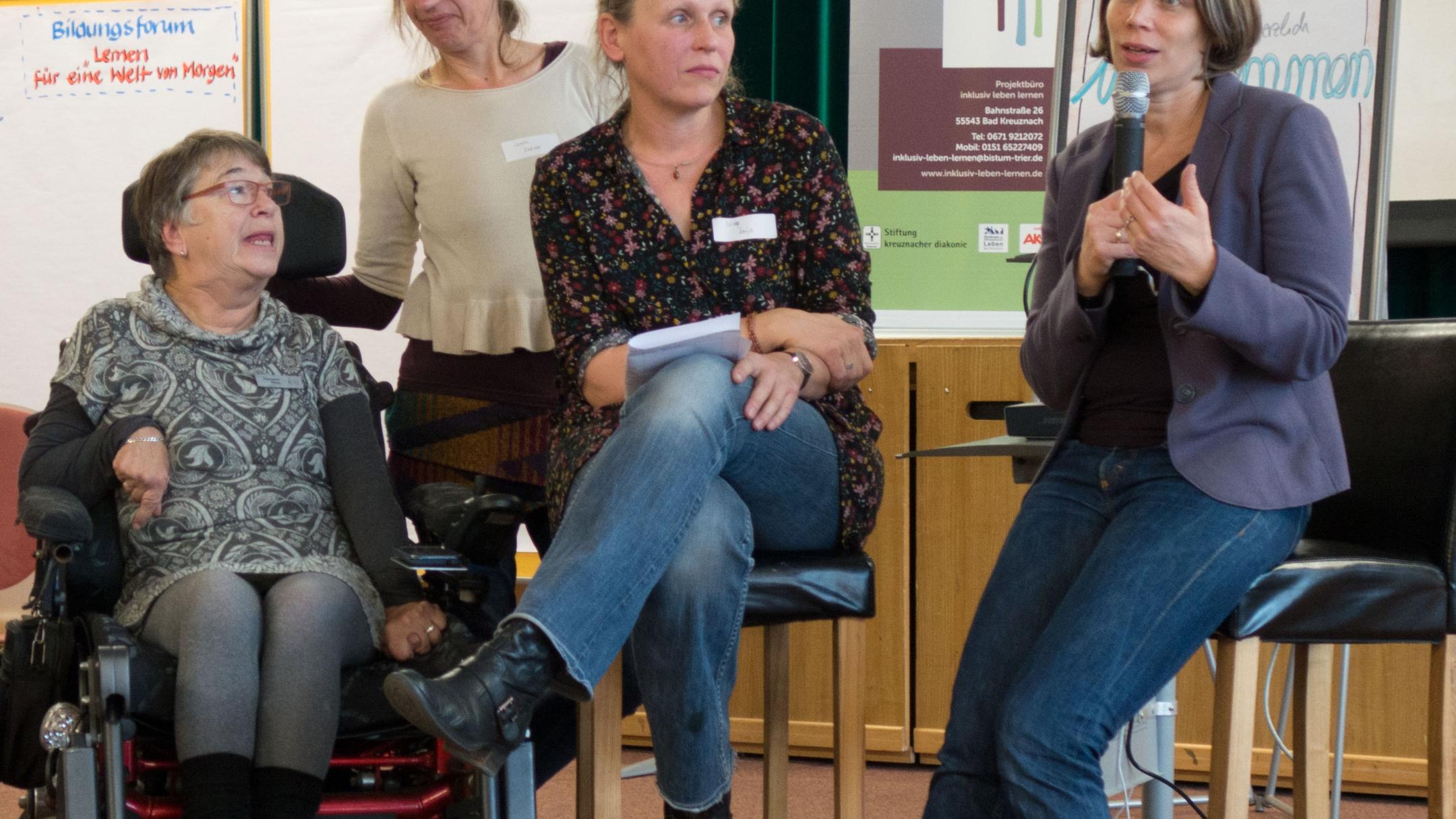 Gabriele Kloep-Weber (rechts), Sonja Welp (Zweite v. rechts) und Marianne Münz (links; mit Arbeitsassistentin Silvia Lewin) organisierten das Zukunftsforum.
