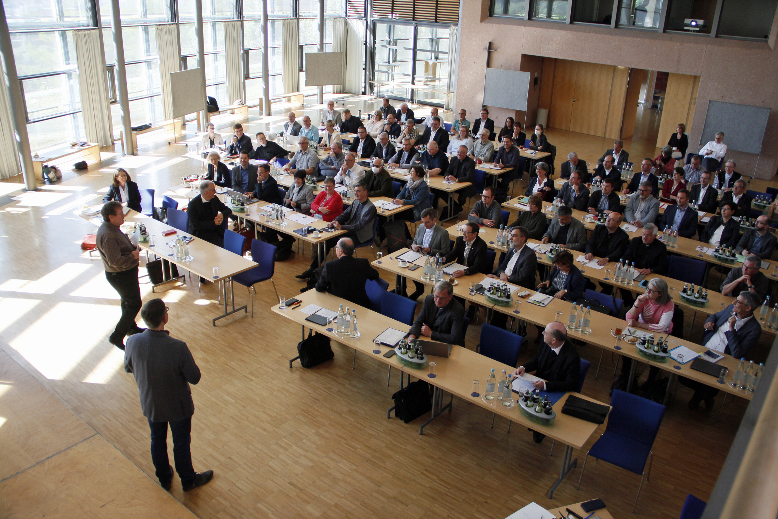 Knapp 100 Personen aus den Leitungen der Pastoralen Räume, der Dekanate und des Bistums sind im Robert-Schuman-Haus zusammengekommen.