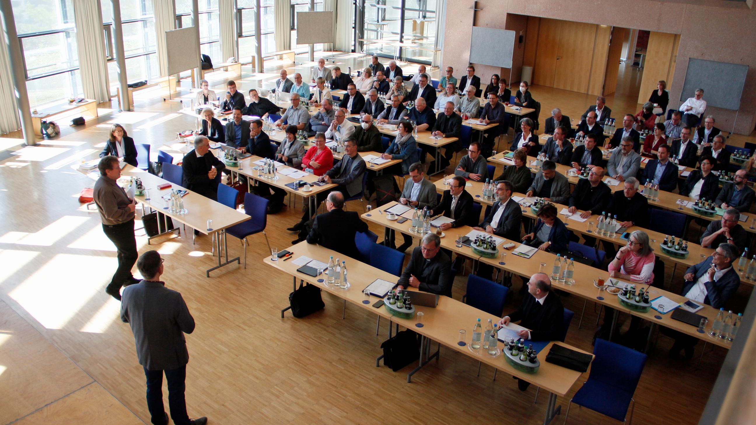 Knapp 100 Personen aus den Leitungen der Pastoralen Räume, der Dekanate und des Bistums sind im Robert-Schuman-Haus zusammengekommen.